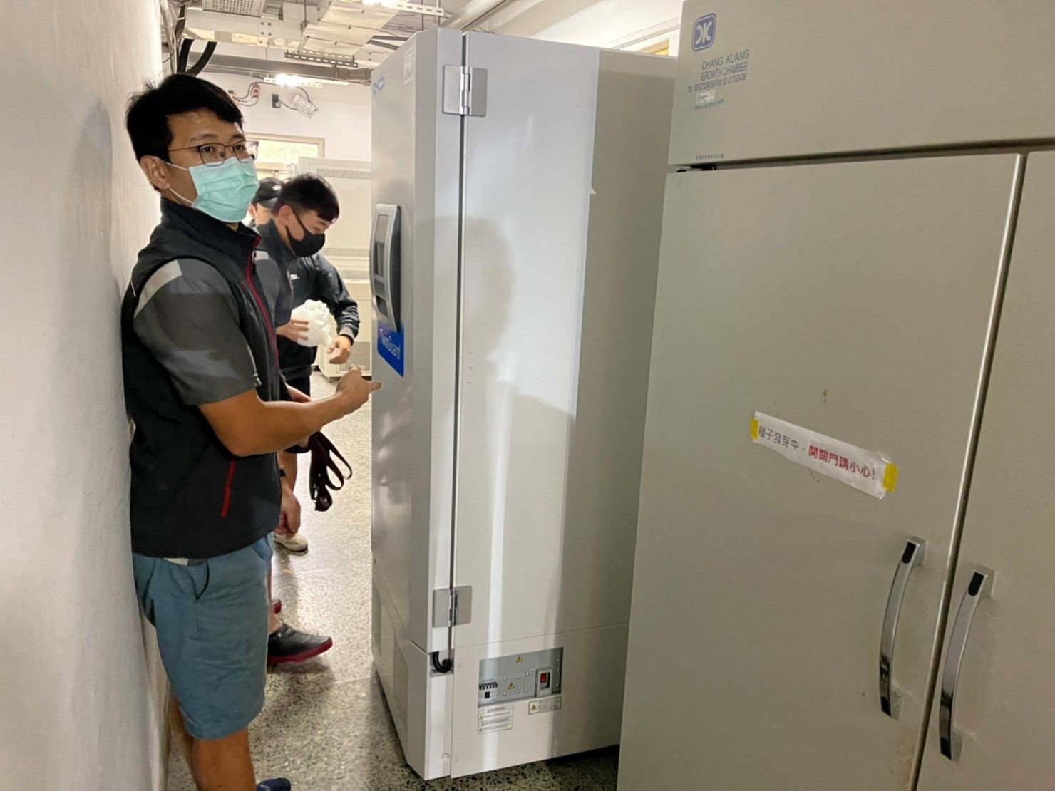 專搬重物、重物搬運、冰箱搬運【榮福搬家公司】搬洗衣機、搬披薩窯、精搬金庫、搬保險櫃、精搬魚缸、跨縣搬家、搬工派遣、搬床墊、搬冰箱、搬家具、搬家首選、公司行號搬遷、政府機關搬遷、學校單位搬遷、企業搬運、吊掛搬運、吊家具搬運、南港搬家、新北搬家公司推薦、基隆搬家、桃園搬家公司、台北搬家公司推薦:大台北搬家,精緻包裝搬運「細膩包裝、專業搬運、用心服務、以客為尊」是榮福搬家公司的宗旨與精神。歡迎立即來電02-2651-2727專人服務。 專搬重物、重物搬運、冰箱搬運【榮福搬家公司】搬洗衣機、搬披薩窯、精搬金庫、搬保險櫃、精搬魚缸、跨縣搬家、搬工派遣、搬床墊、搬冰箱、搬家具、搬家首選、公司行號搬遷、政府機關搬遷、學校單位搬遷、企業搬運、吊掛搬運、吊家具搬運、南港搬家、新北搬家公司推薦、基隆搬家、桃園搬家公司、台北搬家公司推薦:大台北搬家,精緻包裝搬運「細膩包裝、專業搬運、用心服務、以客為尊」是榮福搬家公司的宗旨與精神。歡迎立即來電02-2651-2727專人服務。