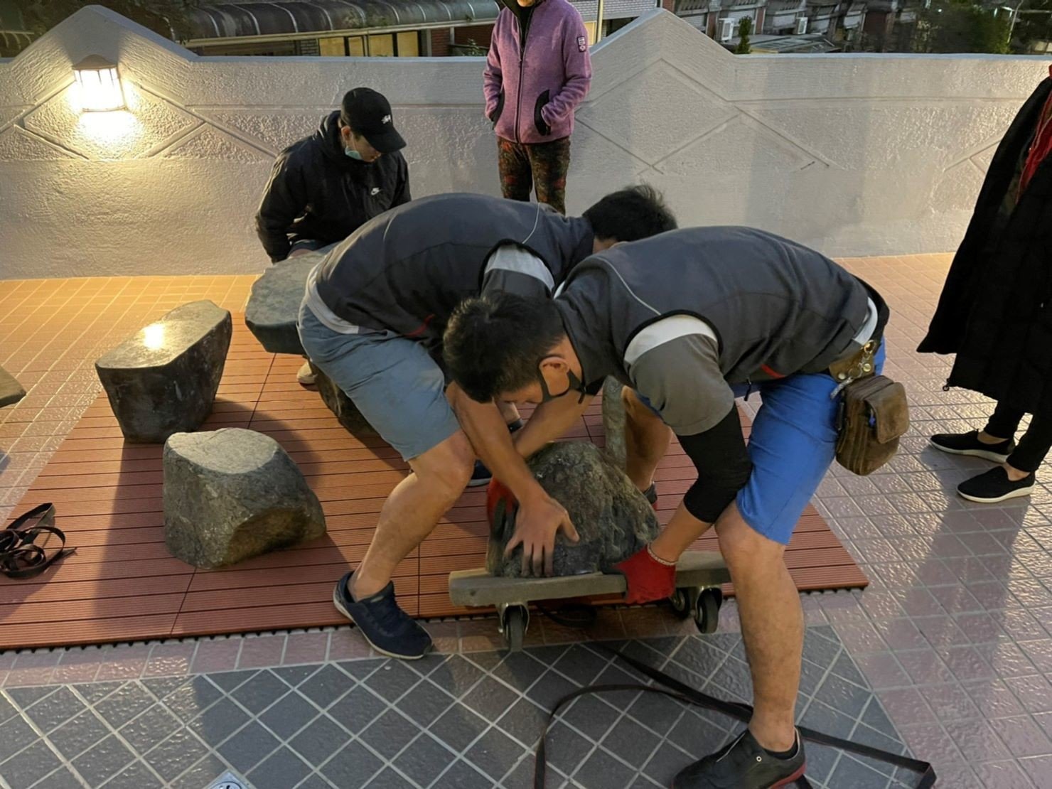 搬重物【榮福搬家公司】石墩搬運、搬石椅、搬石頭桌、搬洗衣機、搬披薩窯、精搬金庫、搬保險櫃、精搬魚缸、精搬鋼琴、跨縣搬家、搬工派遣、搬運、搬床墊、搬冰箱、搬家具、搬家首選、吊掛搬運、吊家具搬運、特殊重物搬運、專搬重物、新北搬家推薦、搬家公司、基隆搬家、南港搬家、桃園搬家公司、台北搬家公司推薦:大台北搬家,精緻包裝搬運「細膩包裝、專業搬運、用心服務、以客為尊」是榮福搬家公司的宗旨與精神。歡迎立即來電02-2651-2727專人服務。 搬重物【榮福搬家公司】石墩搬運、搬石椅、搬石頭桌、搬洗衣機、搬披薩窯、精搬金庫、搬保險櫃、精搬魚缸、精搬鋼琴、跨縣搬家、搬工派遣、搬運、搬床墊、搬冰箱、搬家具、搬家首選、吊掛搬運、吊家具搬運、特殊重物搬運、專搬重物、新北搬家推薦、搬家公司、基隆搬家、南港搬家、桃園搬家公司、台北搬家公司推薦:大台北搬家,精緻包裝搬運「細膩包裝、專業搬運、用心服務、以客為尊」是榮福搬家公司的宗旨與精神。歡迎立即來電02-2651-2727專人服務。