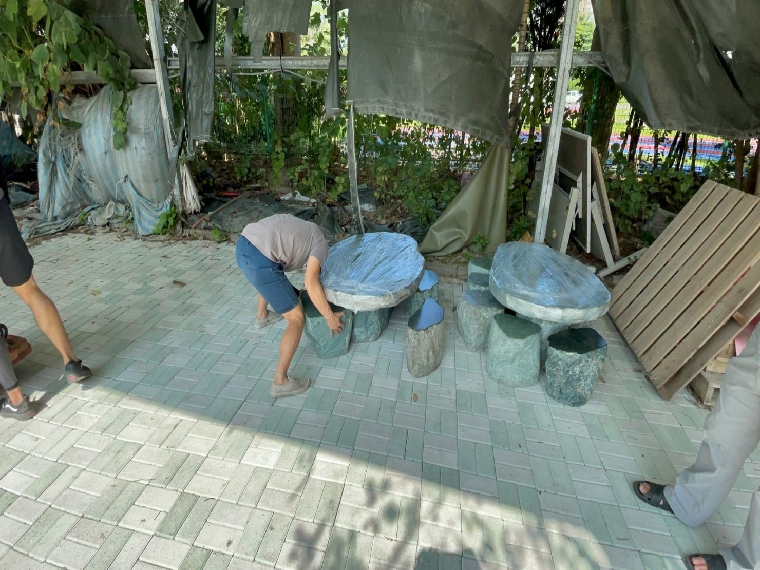 搬庭園造景設計景觀石桌椅【榮福搬家公司】石墩搬運、搬石桌椅、搬石頭桌椅、搬重物藝術品、搬家首選、吊掛搬運、吊家具搬運、特殊重物搬運、專搬重物、新北搬家推薦、搬家公司、基隆搬家、南港搬家、桃園搬家、板橋搬家、桃園搬家公司、台北搬家公司推薦、大台北搬家,各項搬家、搬運「細膩包裝、專業搬家及搬運、用心服務、以客為尊」是榮福搬家公司的宗旨與精神。歡迎立即來電02-2651-2727專人服務。 搬庭園造景設計景觀石桌椅【榮福搬家公司】石墩搬運、搬石桌椅、搬石頭桌椅、搬重物藝術品、搬家首選、吊掛搬運、吊家具搬運、特殊重物搬運、專搬重物、新北搬家推薦、搬家公司、基隆搬家、南港搬家、桃園搬家、板橋搬家、桃園搬家公司、台北搬家公司推薦、大台北搬家,各項搬家、搬運「細膩包裝、專業搬家及搬運、用心服務、以客為尊」是榮福搬家公司的宗旨與精神。歡迎立即來電02-2651-2727專人服務。