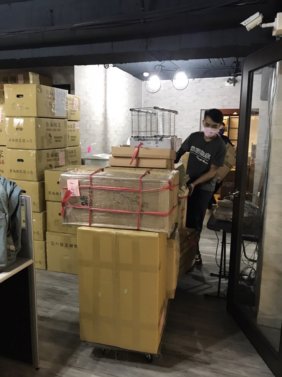 搬家公司推薦、台北搬家推薦【榮福搬家公司】搬遷估價、南港搬家、桃園搬家公司推薦、新北搬家公司推薦、基隆搬家、搬沙發、搬保險箱、金庫搬運、搬活動櫃、搬公文櫃、搬保密櫃、搬辦公桌、旋轉椅、辦公椅、搬資料櫃、辦公室遷移、搬會客桌、碎紙機、印表機、搬玻璃櫥櫃、會議桌搬運、OA屏風拆裝、事務機搬運、搬電腦設備、公司行號搬遷、政府機關搬遷、學校單位搬遷、精緻包裝、搬家紙箱、搬鐵櫃、搬保密文件、保密文件銷毀、搬工計時、搬工服務、人力搬運,針對顧客都秉持以用心實在專業搬家技巧,搬家實在用心值得您的信賴與選擇。歡迎來電咨詢02-2651-2727,榮福搬家有專員立即為您服務。 搬家公司推薦、台北搬家推薦【榮福搬家公司】搬遷估價、南港搬家、桃園搬家公司推薦、新北搬家公司推薦、基隆搬家、搬沙發、搬保險箱、金庫搬運、搬活動櫃、搬公文櫃、搬保密櫃、搬辦公桌、旋轉椅、辦公椅、搬資料櫃、辦公室遷移、搬會客桌、碎紙機、印表機、搬玻璃櫥櫃、會議桌搬運、OA屏風拆裝、事務機搬運、搬電腦設備、公司行號搬遷、政府機關搬遷、學校單位搬遷、精緻包裝、搬家紙箱、搬鐵櫃、搬保密文件、保密文件銷毀、搬工計時、搬工服務、人力搬運,針對顧客都秉持以用心實在專業搬家技巧,搬家實在用心值得您的信賴與選擇。歡迎來電咨詢02-2651-2727,榮福搬家有專員立即為您服務。