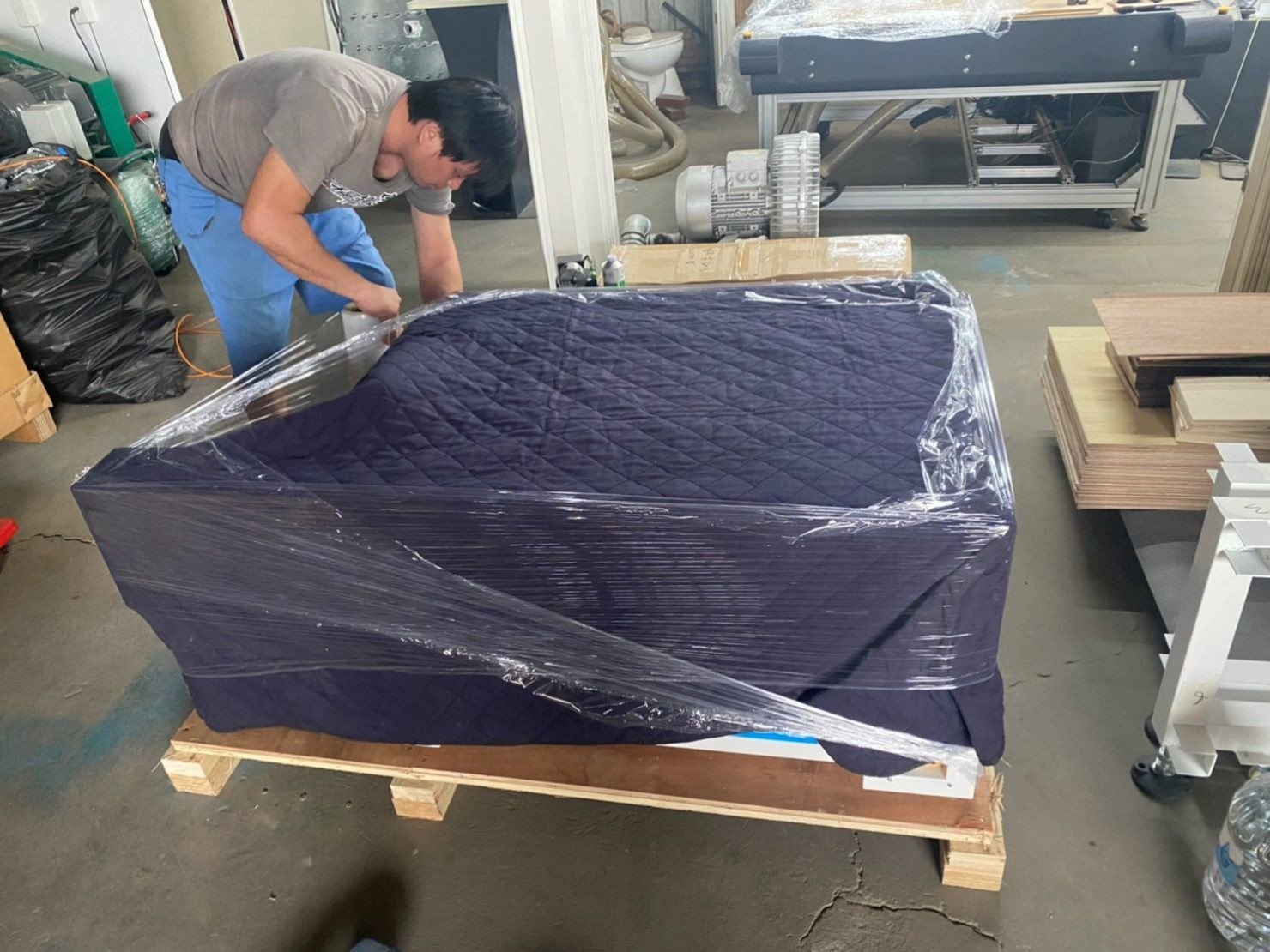 台北搬家公司推薦【榮福搬家公司】搬切割機、搬重物值得您來選擇：先以日式保護布套將雷射雕刻切割機包覆住，防止碰撞、防刮傷。