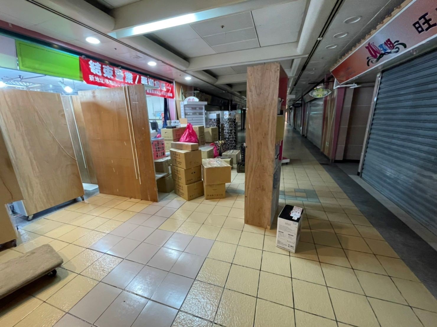 捷運地下街店面搬遷【榮福搬家公司】店面搬遷、精搬金庫、搬保險櫃、精搬魚缸、魚缸搬運、跨縣搬家、搬工派遣、搬洗衣機、搬床墊、搬冰箱、搬家具、搬家首選、吊掛搬運、吊家具搬運、新北搬家公司推薦、桃園搬家推薦、南港搬家、基隆搬家、台北搬家公司推薦:大台北搬家,精緻包裝搬運「細膩包裝、專業搬運、用心服務、以客為尊」是榮福搬家公司的宗旨與精神。歡迎立即來電02-2651-2727專人服務。 捷運地下街店面搬遷【榮福搬家公司】店面搬遷、精搬金庫、搬保險櫃、精搬魚缸、魚缸搬運、跨縣搬家、搬工派遣、搬洗衣機、搬床墊、搬冰箱、搬家具、搬家首選、吊掛搬運、吊家具搬運、新北搬家公司推薦、桃園搬家推薦、南港搬家、基隆搬家、台北搬家公司推薦:大台北搬家,精緻包裝搬運「細膩包裝、專業搬運、用心服務、以客為尊」是榮福搬家公司的宗旨與精神。歡迎立即來電02-2651-2727專人服務。
