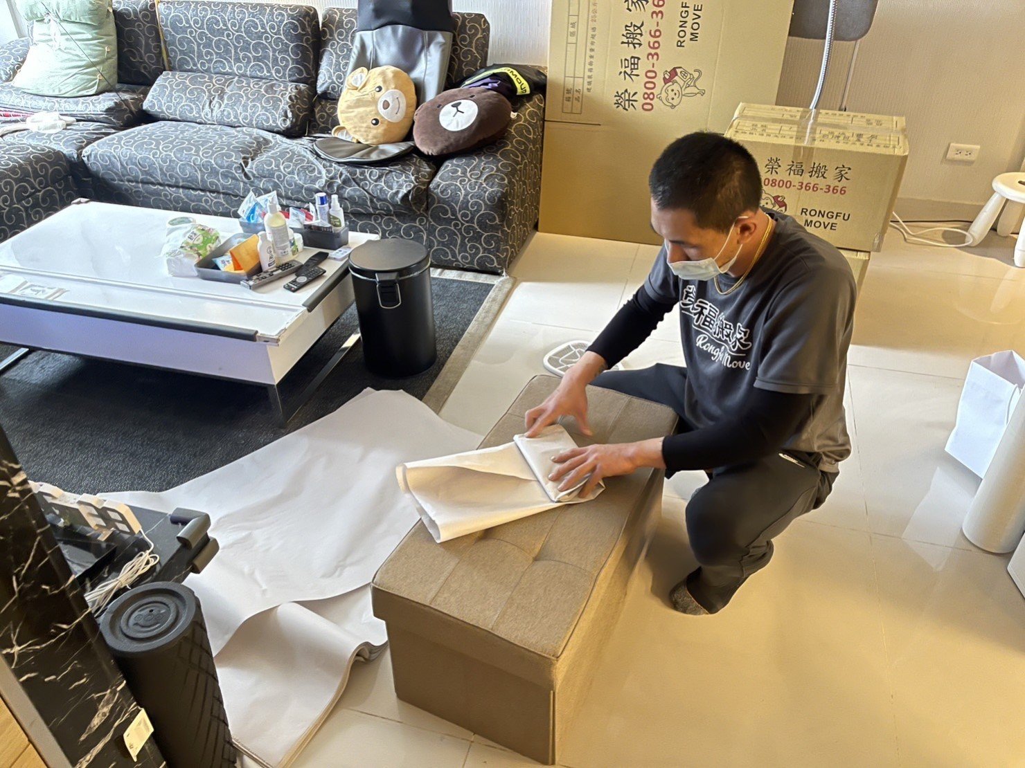 專人打包、搬家公司推薦、新北搬家公司推薦【榮福搬家公司】基隆搬家、南港搬家、桃園搬家公司推薦、懶人搬家,專人包裝,家庭搬家、精緻搬家、精緻包裝、打包裝箱。台北搬家公司推薦:大台北搬家,精緻包裝搬運「細膩包裝、專業搬運、用心服務、以客為尊」是榮福搬家公司的宗旨與精神。歡迎立即來電02-2651-2727專人服務。 專人打包、搬家公司推薦、新北搬家公司推薦【榮福搬家公司】基隆搬家、南港搬家、桃園搬家公司推薦、懶人搬家,專人包裝,家庭搬家、精緻搬家、精緻包裝、打包裝箱。台北搬家公司推薦:大台北搬家,精緻包裝搬運「細膩包裝、專業搬運、用心服務、以客為尊」是榮福搬家公司的宗旨與精神。歡迎立即來電02-2651-2727專人服務。