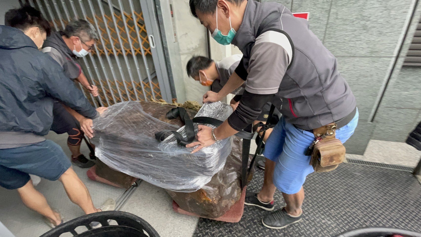 搬家首選【榮福搬家公司】石雕刻品、石雕神像、石雕藝術品、玉雕藝術品、大型石雕風水寶物、大型石雕招財招擺件、破百公斤大型石雕物件、藝術品店搬運、萬馬奔騰石雕藝品、跨縣市搬家、搬工計時、搬家具、搬家首選、特殊重物搬運、用心防護、精緻包裝、搬重物技巧、新北搬家公司推薦、搬家車、搬家公司、基隆搬家、南港搬家、桃園搬家公司推薦、台北搬家公司推薦:大台北搬家,精緻包裝搬運「細膩包裝、專業搬運、用心服務、以客為尊」是榮福搬家公司的宗旨與精神。歡迎立即來電02-2651-2727專人服務。 搬家首選【榮福搬家公司】石雕刻品、石雕神像、石雕藝術品、玉雕藝術品、大型石雕風水寶物、大型石雕招財招擺件、破百公斤大型石雕物件、藝術品店搬運、萬馬奔騰石雕藝品、跨縣市搬家、搬工計時、搬家具、搬家首選、特殊重物搬運、用心防護、精緻包裝、搬重物技巧、新北搬家公司推薦、搬家車、搬家公司、基隆搬家、南港搬家、桃園搬家公司推薦、台北搬家公司推薦:大台北搬家,精緻包裝搬運「細膩包裝、專業搬運、用心服務、以客為尊」是榮福搬家公司的宗旨與精神。歡迎立即來電02-2651-2727專人服務。