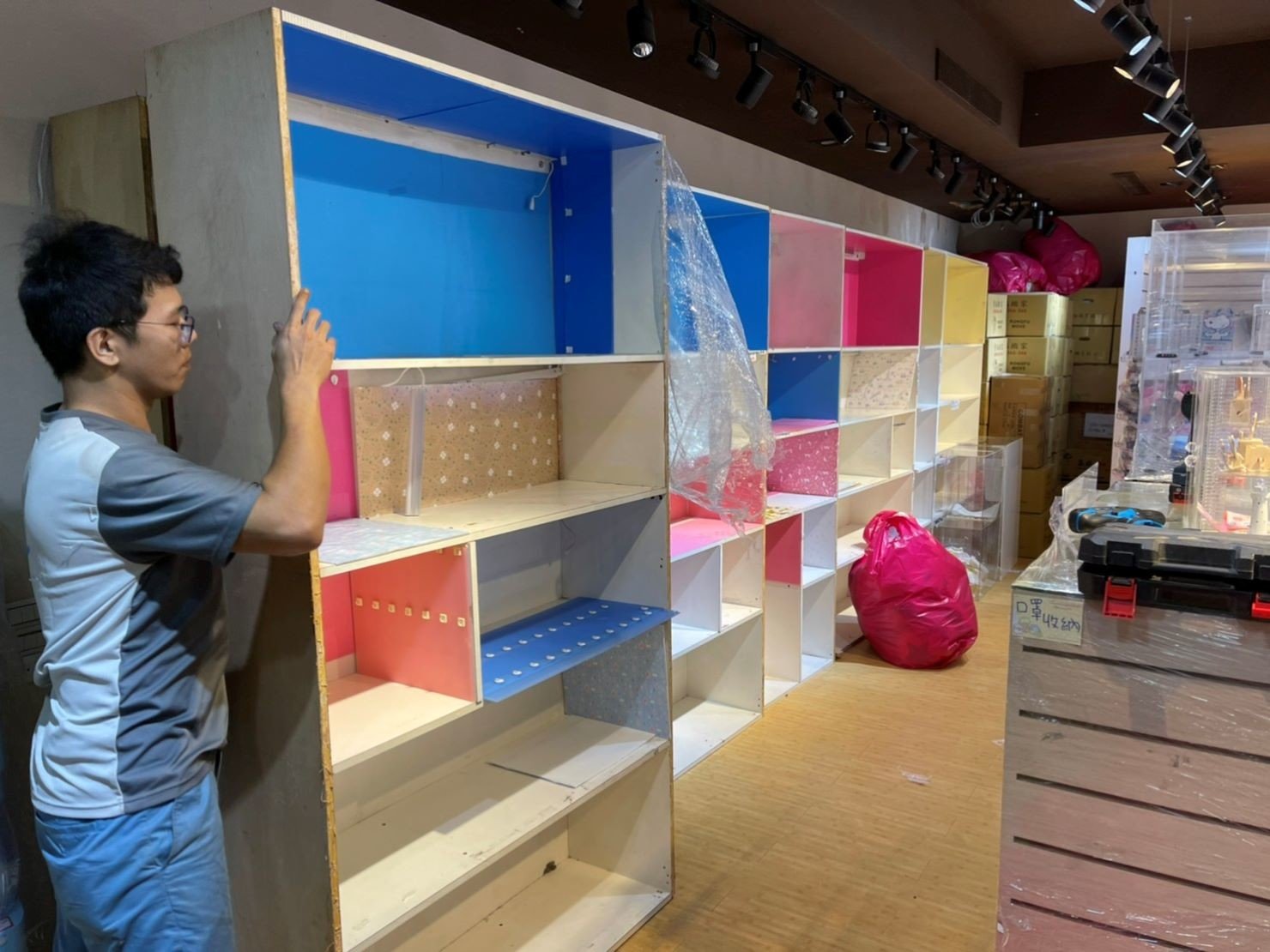捷運地下街店面搬遷【榮福搬家公司】店面搬遷、精搬金庫、搬保險櫃、精搬魚缸、魚缸搬運、跨縣搬家、搬工派遣、搬洗衣機、搬床墊、搬冰箱、搬家具、搬家首選、吊掛搬運、吊家具搬運、新北搬家公司推薦、桃園搬家推薦、南港搬家、基隆搬家、台北搬家公司推薦:大台北搬家,精緻包裝搬運「細膩包裝、專業搬運、用心服務、以客為尊」是榮福搬家公司的宗旨與精神。歡迎立即來電02-2651-2727專人服務。 捷運地下街店面搬遷【榮福搬家公司】店面搬遷、精搬金庫、搬保險櫃、精搬魚缸、魚缸搬運、跨縣搬家、搬工派遣、搬洗衣機、搬床墊、搬冰箱、搬家具、搬家首選、吊掛搬運、吊家具搬運、新北搬家公司推薦、桃園搬家推薦、南港搬家、基隆搬家、台北搬家公司推薦:大台北搬家,精緻包裝搬運「細膩包裝、專業搬運、用心服務、以客為尊」是榮福搬家公司的宗旨與精神。歡迎立即來電02-2651-2727專人服務。