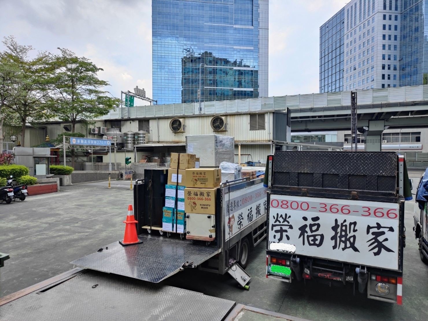 搬家公司推薦、台北搬家推薦【榮福搬家公司】搬遷估價、南港搬家、桃園搬家公司推薦、新北搬家公司推薦、基隆搬家、搬沙發、搬保險箱、金庫搬運、搬活動櫃、搬公文櫃、搬保密櫃、搬辦公桌、旋轉椅、辦公椅、搬資料櫃、冰箱搬運、百貨公司進撤櫃、專櫃進撤櫃、企業搬運服務、搬公司行號、廠房遷移、辦公室遷移、搬會客桌、碎紙機、印表機、搬玻璃櫥櫃、會議桌搬運、OA屏風拆裝、事務機搬運、搬電腦設備、公司行號搬遷、政府機關搬遷、百貨專櫃遷移、學校單位搬遷、精緻包裝、搬家紙箱、搬鐵櫃、搬鋼琴、搬工計時、搬工服務、人力搬運,針對顧客都秉持以用心實在專業搬家技巧,搬家實在用心值得您的信賴與選擇。歡迎來電咨詢02-2651-2727,榮福搬家有專員立即為您服務。 搬家公司推薦、台北搬家推薦【榮福搬家公司】搬遷估價、南港搬家、桃園搬家公司推薦、新北搬家公司推薦、基隆搬家、搬沙發、搬保險箱、金庫搬運、搬活動櫃、搬公文櫃、搬保密櫃、搬辦公桌、旋轉椅、辦公椅、搬資料櫃、冰箱搬運、百貨公司進撤櫃、專櫃進撤櫃、企業搬運服務、搬公司行號、廠房遷移、辦公室遷移、搬會客桌、碎紙機、印表機、搬玻璃櫥櫃、會議桌搬運、OA屏風拆裝、事務機搬運、搬電腦設備、公司行號搬遷、政府機關搬遷、百貨專櫃遷移、學校單位搬遷、精緻包裝、搬家紙箱、搬鐵櫃、搬鋼琴、搬工計時、搬工服務、人力搬運,針對顧客都秉持以用心實在專業搬家技巧,搬家實在用心值得您的信賴與選擇。歡迎來電咨詢02-2651-2727,榮福搬家有專員立即為您服務。