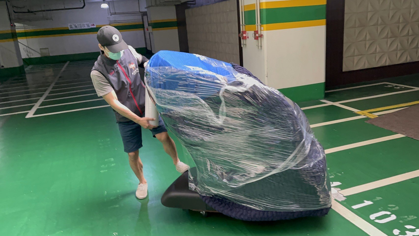 搬重物、重物搬運實錄【榮福搬家公司】搬按摩椅、搬電動床、搬醫療床、搬洗衣機、搬披薩窯、精搬金庫、搬保險櫃、精搬魚缸、精搬鋼琴、跨縣市搬家、搬工派遣、搬運、床墊搬運、冰箱搬運、搬家具、搬家首選、吊掛搬運、吊家具搬運、特殊重物搬運、專搬重物、新北搬家推薦、搬家公司、基隆搬家、南港搬家、桃園搬家公司、台北搬家公司推薦:大台北搬家,精緻包裝搬運「細膩包裝、專業搬運、用心服務、以客為尊」是榮福搬家公司的宗旨與精神。歡迎立即來電02-2651-2727專人服務。 搬重物、重物搬運實錄【榮福搬家公司】搬按摩椅、搬電動床、搬醫療床、搬洗衣機、搬披薩窯、精搬金庫、搬保險櫃、精搬魚缸、精搬鋼琴、跨縣市搬家、搬工派遣、搬運、床墊搬運、冰箱搬運、搬家具、搬家首選、吊掛搬運、吊家具搬運、特殊重物搬運、專搬重物、新北搬家推薦、搬家公司、基隆搬家、南港搬家、桃園搬家公司、台北搬家公司推薦:大台北搬家,精緻包裝搬運「細膩包裝、專業搬運、用心服務、以客為尊」是榮福搬家公司的宗旨與精神。歡迎立即來電02-2651-2727專人服務。