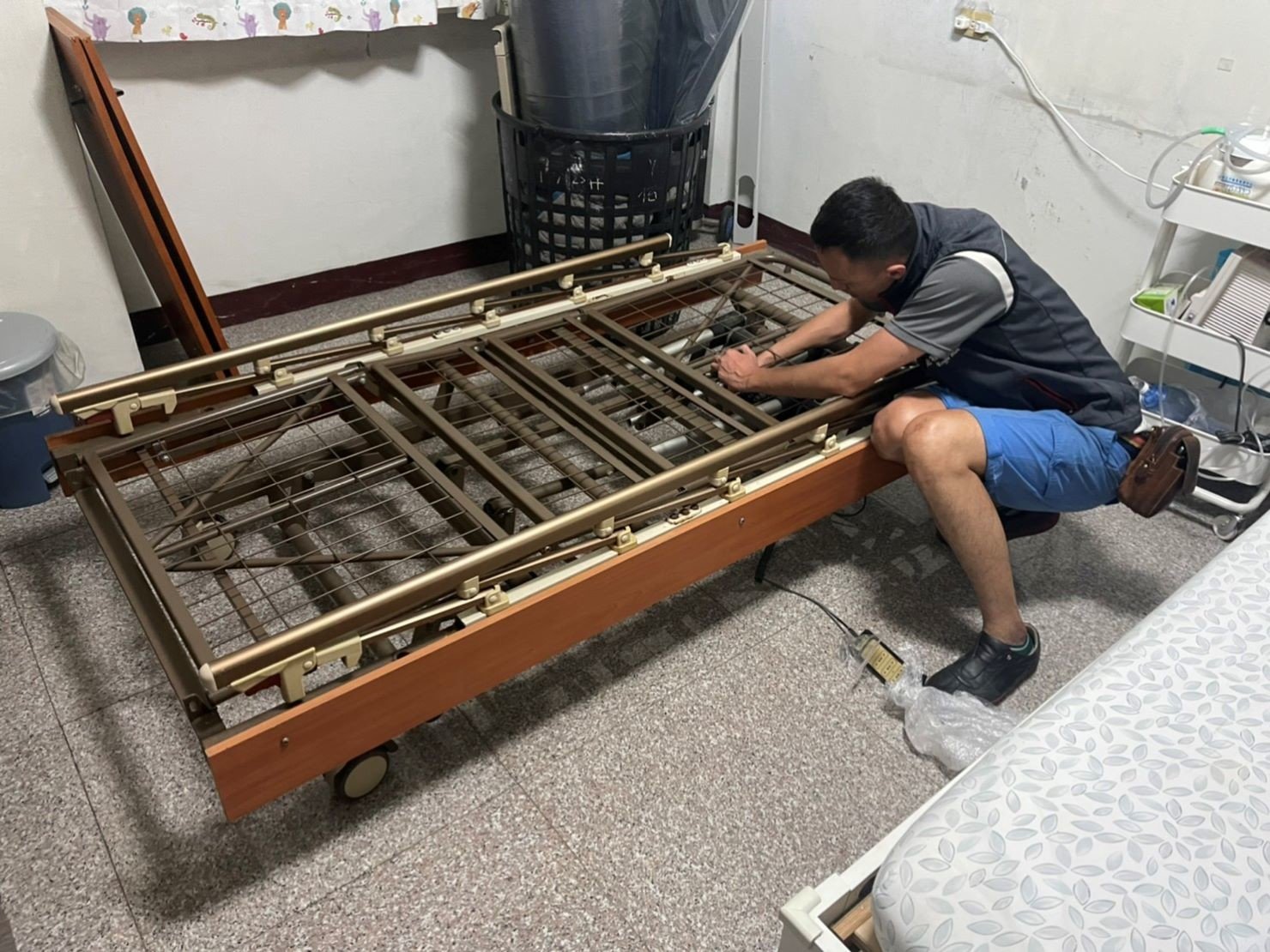 搬電動醫療床、搬重物【榮福搬家公司】石墩搬運、搬醫療床、搬電動床、搬石頭桌椅、搬雷射雕刻切割機、大型機台設備搬運、搬洗衣機、搬披薩窯、精搬金庫、搬保險櫃、精搬魚缸、精搬鋼琴、跨縣市搬家、搬工計時、人力搬運、搬運、床墊搬運、冰箱搬運、搬家具、單件家具運送、單一物件搬運、搬家首選、吊掛搬運、吊家具搬運、特殊重物搬運、專搬重物、新北搬家公司推薦、家庭搬家、搬家公司、基隆搬家、南港搬家、桃園搬家公司、台北搬家公司推薦:大台北搬家,精緻包裝搬運「細膩包裝、專業搬運、用心服務、以客為尊」是榮福搬家公司的宗旨與精神。歡迎立即來電02-2651-2727專人服務。 搬電動醫療床、搬重物【榮福搬家公司】石墩搬運、搬醫療床、搬電動床、搬石頭桌椅、搬雷射雕刻切割機、大型機台設備搬運、搬洗衣機、搬披薩窯、精搬金庫、搬保險櫃、精搬魚缸、精搬鋼琴、跨縣市搬家、搬工計時、人力搬運、搬運、床墊搬運、冰箱搬運、搬家具、單件家具運送、單一物件搬運、搬家首選、吊掛搬運、吊家具搬運、特殊重物搬運、專搬重物、新北搬家公司推薦、家庭搬家、搬家公司、基隆搬家、南港搬家、桃園搬家公司、台北搬家公司推薦:大台北搬家,精緻包裝搬運「細膩包裝、專業搬運、用心服務、以客為尊」是榮福搬家公司的宗旨與精神。歡迎立即來電02-2651-2727專人服務。