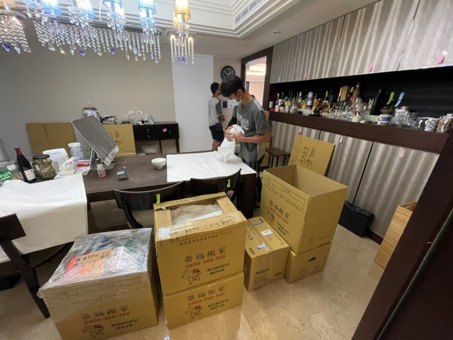 專人打包、搬家公司推薦、新北搬家公司推薦【榮福搬家公司】基隆搬家、南港搬家、桃園搬家公司推薦、懶人搬家,專人包裝,家庭搬家、精緻搬家、精緻包裝、打包裝箱。台北搬家公司推薦:大台北搬家,精緻包裝搬運「細膩包裝、專業搬運、用心服務、以客為尊」是榮福搬家公司的宗旨與精神。歡迎立即來電02-2651-2727專人服務。 專人打包、搬家公司推薦、新北搬家公司推薦【榮福搬家公司】基隆搬家、南港搬家、桃園搬家公司推薦、懶人搬家,專人包裝,家庭搬家、精緻搬家、精緻包裝、打包裝箱。台北搬家公司推薦:大台北搬家,精緻包裝搬運「細膩包裝、專業搬運、用心服務、以客為尊」是榮福搬家公司的宗旨與精神。歡迎立即來電02-2651-2727專人服務。