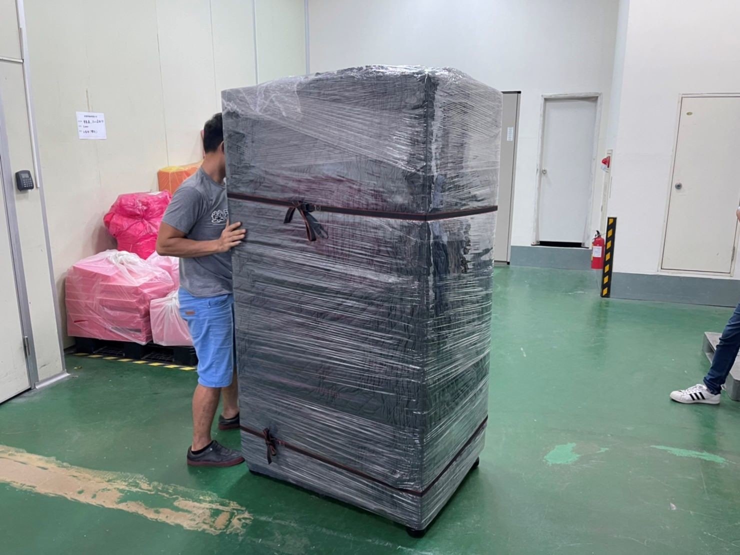 只需搬一件家具?搬運單一生財器具、儀器設備、販賣機、客製化設備、特殊重物推薦【榮福搬家】專業包裝防護搬運「細膩包裝手法、專業搬運技巧、用心服務、以客為尊」是榮福搬家公司的宗旨與精神。歡迎立即來電02-2651-2727專人服務。 只需搬一件家具?搬運單一生財器具、儀器設備、販賣機、客製化設備、特殊重物推薦【榮福搬家】專業包裝防護搬運「細膩包裝手法、專業搬運技巧、用心服務、以客為尊」是榮福搬家公司的宗旨與精神。歡迎立即來電02-2651-2727專人服務。