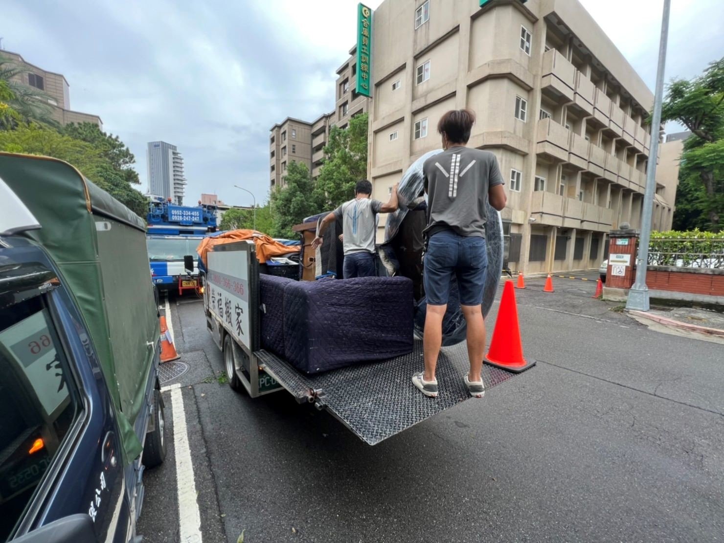 台北搬家吊掛搬運∣南港搬家吊掛搬運∣新北搬家吊掛搬運∣雙北搬家吊掛搬運∣汐止搬家吊掛搬運∣五股搬家吊掛搬運∣中永和搬家吊掛搬運∣板橋搬家吊掛搬運∣桃園搬家吊掛搬運推薦【榮福搬家】屬專業搬家細膩運唯一首選,累積20年各式各樣特殊重物的搬運經驗,專業敏捷快速完成您的各項搬運任務。榮福搬家具備精緻包裝搬運「細膩包裝、專業搬運、用心服務、以客為尊」是榮福搬家公司的宗旨與精神。歡迎立即來電02-2651-2727專人服務。 台北搬家吊掛搬運∣南港搬家吊掛搬運∣新北搬家吊掛搬運∣雙北搬家吊掛搬運∣汐止搬家吊掛搬運∣五股搬家吊掛搬運∣中永和搬家吊掛搬運∣板橋搬家吊掛搬運∣桃園搬家吊掛搬運推薦【榮福搬家】屬專業搬家細膩運唯一首選,累積20年各式各樣特殊重物的搬運經驗,專業敏捷快速完成您的各項搬運任務。榮福搬家具備精緻包裝搬運「細膩包裝、專業搬運、用心服務、以客為尊」是榮福搬家公司的宗旨與精神。歡迎立即來電02-2651-2727專人服務。