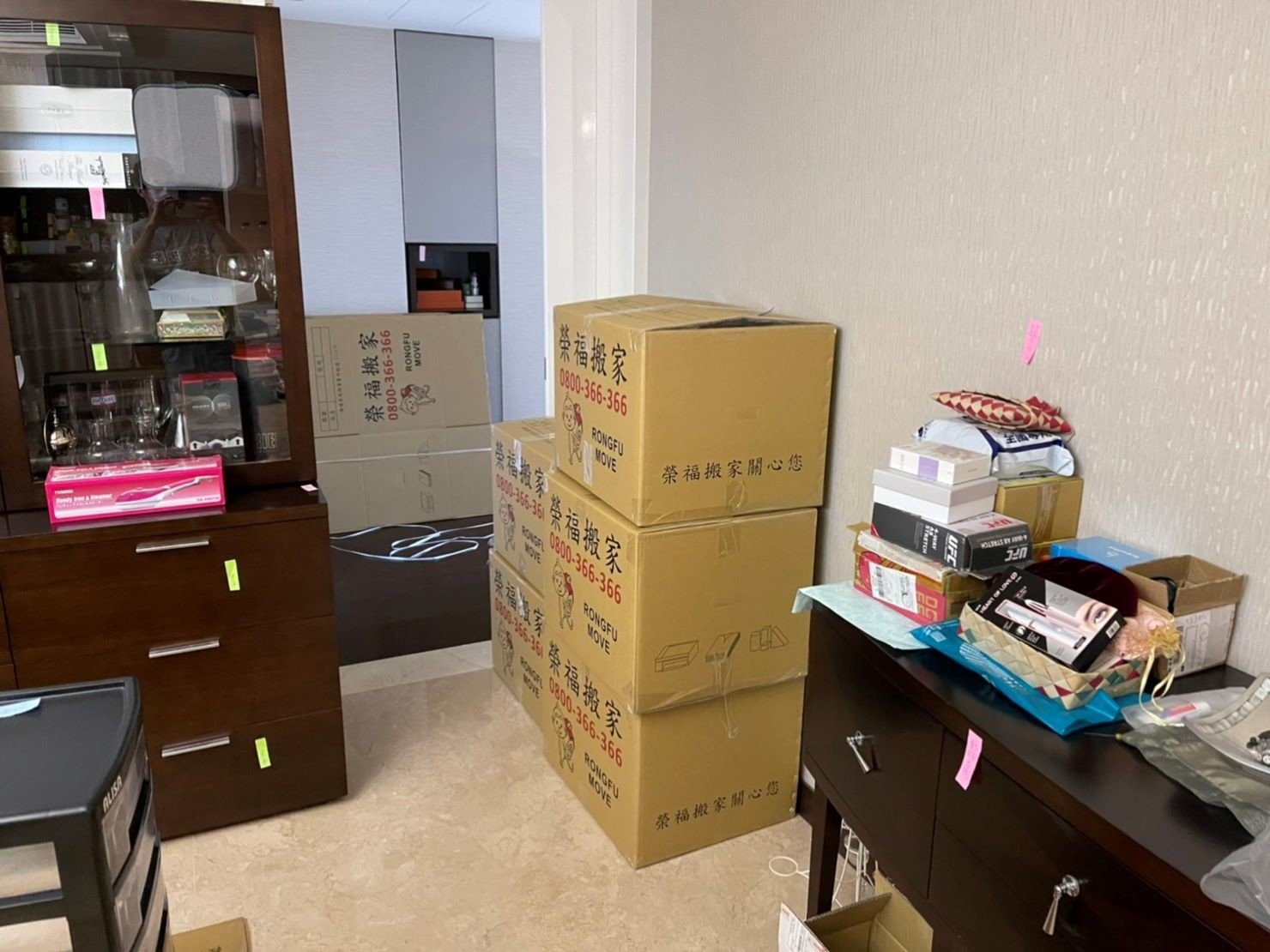 專人打包、搬家公司推薦、新北搬家公司推薦【榮福搬家公司】基隆搬家、南港搬家、桃園搬家公司推薦、家庭搬家、精緻搬家、精緻包裝、打包裝箱、跨縣市搬家、搬工計時、人工搬運、床墊搬運、冰箱搬運、搬家具、搬家首選、吊掛搬運、吊家具搬運、搬家紙箱、氣泡捲、膠膜、黃色透明膠帶、大型家具搬運、搬木製家具、搬大理石桌、廢棄物處理清運、家庭家具垃圾處理,台北搬家公司推薦:大台北搬家,精緻包裝搬運「細膩包裝、專業搬運、用心服務、以客為尊」是榮福搬家公司的宗旨與精神。歡迎立即來電02-2651-2727專人服務。 專人打包、搬家公司推薦、新北搬家公司推薦【榮福搬家公司】基隆搬家、南港搬家、桃園搬家公司推薦、家庭搬家、精緻搬家、精緻包裝、打包裝箱、跨縣市搬家、搬工計時、人工搬運、床墊搬運、冰箱搬運、搬家具、搬家首選、吊掛搬運、吊家具搬運、搬家紙箱、氣泡捲、膠膜、黃色透明膠帶、大型家具搬運、搬木製家具、搬大理石桌、廢棄物處理清運、家庭家具垃圾處理,台北搬家公司推薦:大台北搬家,精緻包裝搬運「細膩包裝、專業搬運、用心服務、以客為尊」是榮福搬家公司的宗旨與精神。歡迎立即來電02-2651-2727專人服務。
