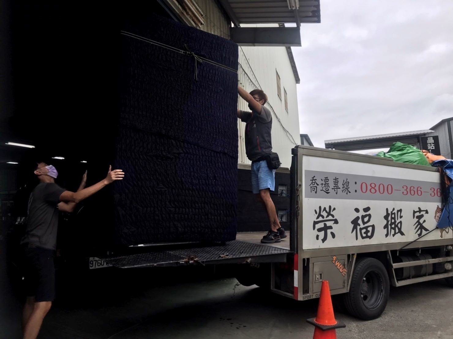 廠房遷移、搬重物【榮福搬家公司】公司行號搬遷、搬玻璃、搬石椅、搬石頭桌、搬披薩窯、精搬金庫、搬保險櫃、精搬魚缸、精搬鋼琴、搬醫療床、大型健身器材搬運、大型廚具設備搬運、各式各樣機台搬運、跨縣市搬家、搬工計時、人力搬運、搬運、搬床墊、營業用冰箱搬運、大型家具運送、重物搬運首選、吊掛搬運、吊家具搬運、特殊重物搬運、專搬重物、重物搬運器、手動油壓拖板車、新北搬家推薦、搬家公司、基隆搬家、南港搬家、桃園搬家公司、台北搬家公司推薦:大台北搬家,精緻包裝搬運「細膩包裝、專業搬運、用心服務、以客為尊」是榮福搬家公司的宗旨與精神。歡迎立即來電02-2651-2727專人服務。 廠房遷移、搬重物【榮福搬家公司】公司行號搬遷、搬玻璃、搬石椅、搬石頭桌、搬披薩窯、精搬金庫、搬保險櫃、精搬魚缸、精搬鋼琴、搬醫療床、大型健身器材搬運、大型廚具設備搬運、各式各樣機台搬運、跨縣市搬家、搬工計時、人力搬運、搬運、搬床墊、營業用冰箱搬運、大型家具運送、重物搬運首選、吊掛搬運、吊家具搬運、特殊重物搬運、專搬重物、重物搬運器、手動油壓拖板車、新北搬家推薦、搬家公司、基隆搬家、南港搬家、桃園搬家公司、台北搬家公司推薦:大台北搬家,精緻包裝搬運「細膩包裝、專業搬運、用心服務、以客為尊」是榮福搬家公司的宗旨與精神。歡迎立即來電02-2651-2727專人服務。