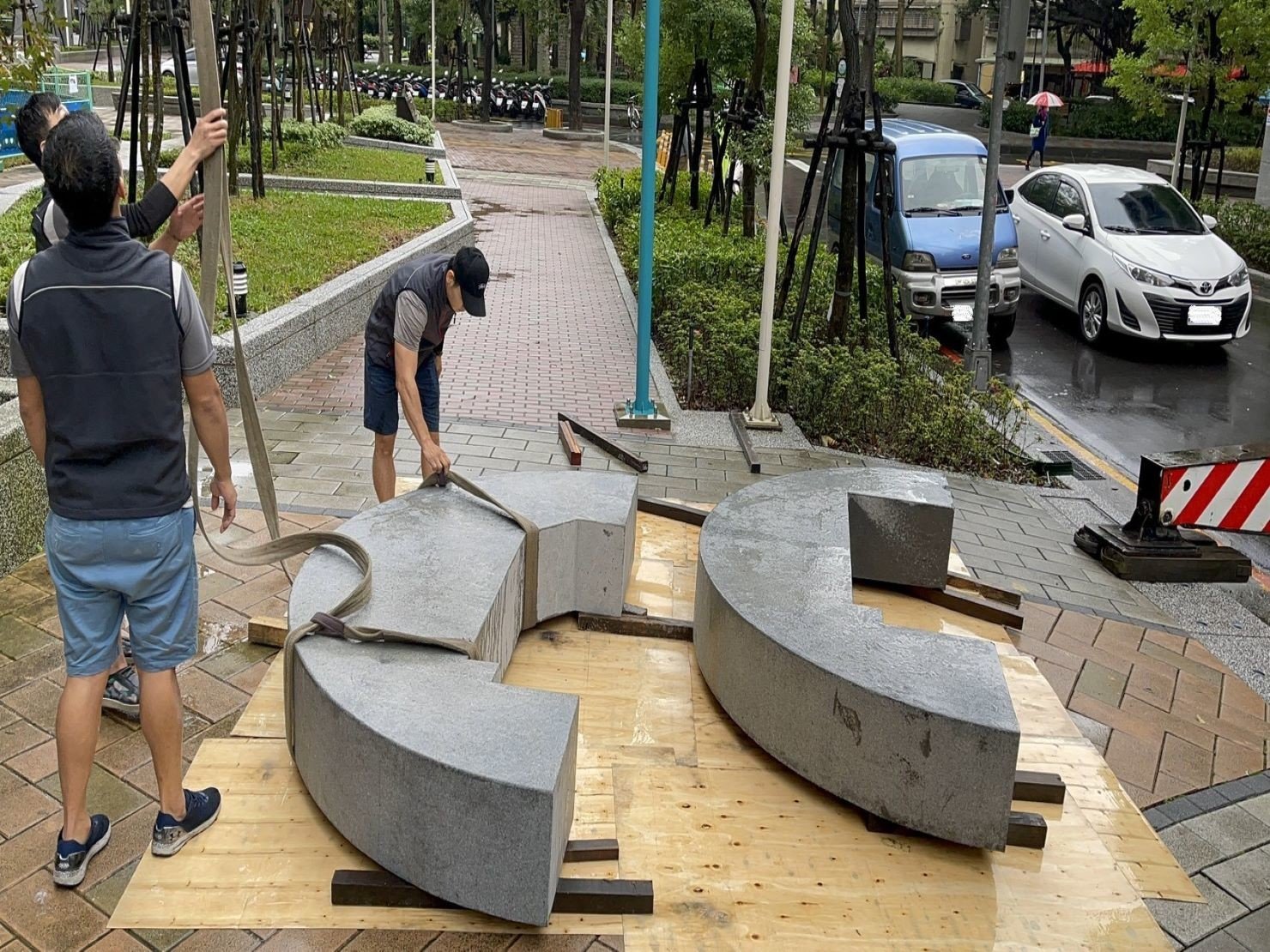 重物搬運/南港搬家【榮福搬家公司】搬洗衣機、搬披薩窯、精搬金庫、搬保險櫃、精搬魚缸、跨縣搬家、搬工派遣、搬床墊、搬冰箱、搬家具、搬家首選、吊掛搬運、吊家具搬運、台北搬家公司推薦:大台北搬家、新北搬家推薦,精緻包裝搬運「細膩包裝、專業搬運、用心服務、以客為尊」是榮福搬家公司的宗旨與精神。歡迎立即來電02-2651-2727專人服務。 重物搬運/南港搬家【榮福搬家公司】搬洗衣機、搬披薩窯、精搬金庫、搬保險櫃、精搬魚缸、跨縣搬家、搬工派遣、搬床墊、搬冰箱、搬家具、搬家首選、吊掛搬運、吊家具搬運、台北搬家公司推薦:大台北搬家、新北搬家推薦,精緻包裝搬運「細膩包裝、專業搬運、用心服務、以客為尊」是榮福搬家公司的宗旨與精神。歡迎立即來電02-2651-2727專人服務。