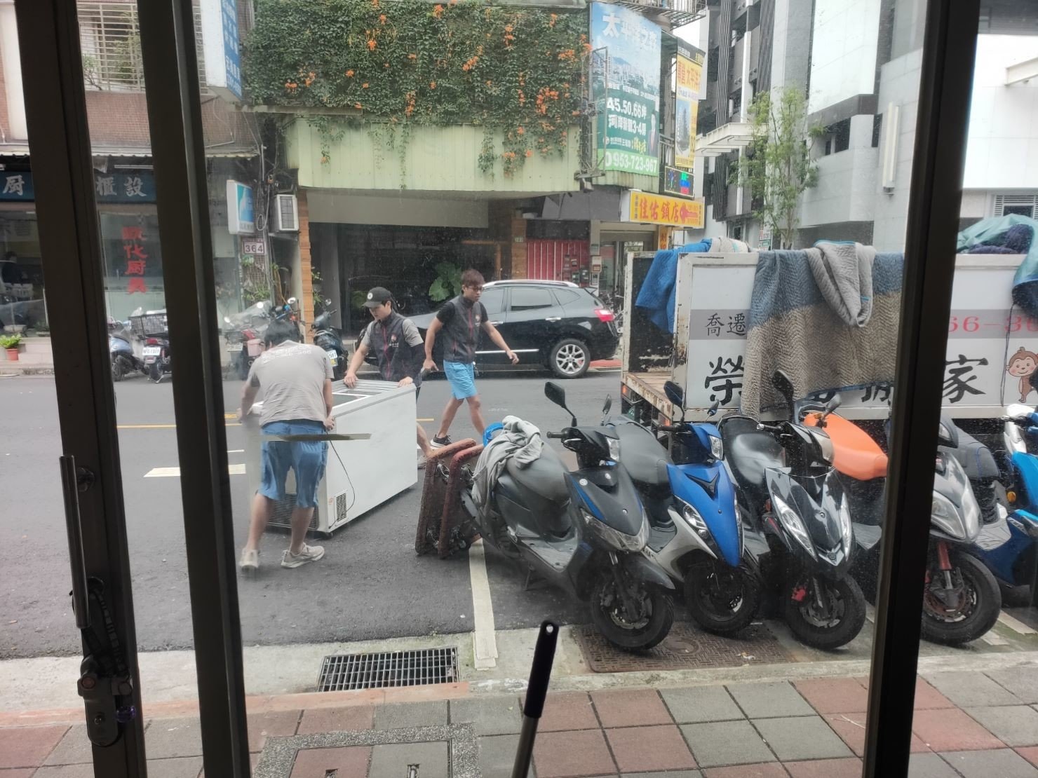 店面搬遷、重物搬運、搬生財器具、大型廚房設備搬運【榮福搬家公司】搬製冰機、搬臥式冰櫃、廠房遷移、中央廚房搬遷、搬洗衣機、搬披薩窯、精搬金庫、搬保險櫃、精搬魚缸、精搬鋼琴、廚具設備搬運、搬工計時、人力搬運、搬運、床墊搬運、搬營業用冰箱、冰箱搬運、搬家首選、吊掛搬運、搬公司行號、特殊重物搬運、專搬重物、新北搬家推薦、搬家公司、基隆搬家、南港搬家、桃園搬家公司、台北搬家公司推薦:大台北搬家,精緻包裝搬運「細膩包裝、專業搬運、用心服務、以客為尊」是榮福搬家公司的宗旨與精神。歡迎立即來電02-2651-2727專人服務。 店面搬遷、重物搬運、搬生財器具、大型廚房設備搬運【榮福搬家公司】搬製冰機、搬臥式冰櫃、廠房遷移、中央廚房搬遷、搬洗衣機、搬披薩窯、精搬金庫、搬保險櫃、精搬魚缸、精搬鋼琴、廚具設備搬運、搬工計時、人力搬運、搬運、床墊搬運、搬營業用冰箱、冰箱搬運、搬家首選、吊掛搬運、搬公司行號、特殊重物搬運、專搬重物、新北搬家推薦、搬家公司、基隆搬家、南港搬家、桃園搬家公司、台北搬家公司推薦:大台北搬家,精緻包裝搬運「細膩包裝、專業搬運、用心服務、以客為尊」是榮福搬家公司的宗旨與精神。歡迎立即來電02-2651-2727專人服務。