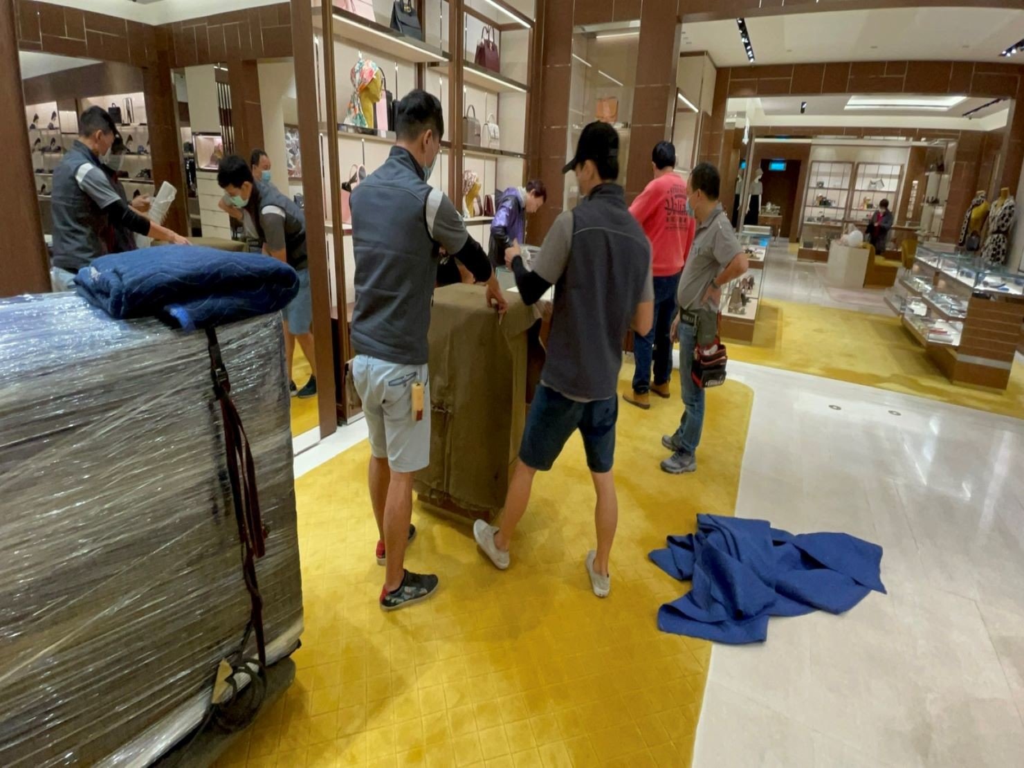 搬家公司推薦、台北搬家推薦【榮福搬家公司】南港搬家、桃園搬家公司推薦、新北搬家公司推薦、企業搬運服務、搬公司行號、廠房遷移、公司行號搬遷、政府機關搬遷、百貨專櫃遷移、學校單位搬遷、精緻包裝、家庭搬家、搬鋼琴、搬工,針對顧客都秉持以用心實在專業搬家技巧,搬家實在用心值得您的信賴與選擇。歡迎來電咨詢02-2651-2727,榮福搬家有專員立即為您服務。 搬家公司推薦、台北搬家推薦【榮福搬家公司】南港搬家、桃園搬家公司推薦、新北搬家公司推薦、企業搬運服務、搬公司行號、廠房遷移、公司行號搬遷、政府機關搬遷、百貨專櫃遷移、學校單位搬遷、精緻包裝、家庭搬家、搬鋼琴、搬工,針對顧客都秉持以用心實在專業搬家技巧,搬家實在用心值得您的信賴與選擇。歡迎來電咨詢02-2651-2727,榮福搬家有專員立即為您服務。
