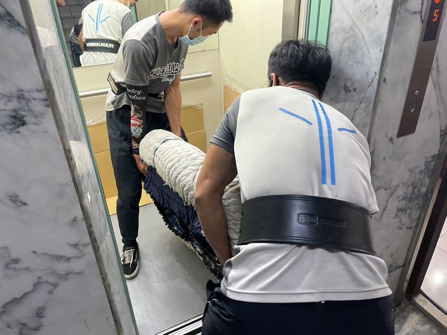 台北搬石桌椅組∣南港搬石桌椅組∣新北搬石桌椅組∣雙北搬石桌椅組∣汐止搬石桌椅組∣中永和搬石桌椅組∣板橋搬石桌椅組∣五股搬石桌椅組∣基隆搬石桌椅組∣桃園搬石桌椅組∣各種重物景觀涼亭石桌椅組搬運、大理石藝術品搬運、天然大理石桌椅推薦【榮福搬家】精緻包裝搬運「細膩包裝、專業搬運、用心服務、以客為尊」是榮福搬家公司的宗旨與精神。歡迎立即來電02-2651-2727專人服務。 台北搬石桌椅組∣南港搬石桌椅組∣新北搬石桌椅組∣雙北搬石桌椅組∣汐止搬石桌椅組∣中永和搬石桌椅組∣板橋搬石桌椅組∣五股搬石桌椅組∣基隆搬石桌椅組∣桃園搬石桌椅組∣各種重物景觀涼亭石桌椅組搬運、大理石藝術品搬運、天然大理石桌椅推薦【榮福搬家】精緻包裝搬運「細膩包裝、專業搬運、用心服務、以客為尊」是榮福搬家公司的宗旨與精神。歡迎立即來電02-2651-2727專人服務。