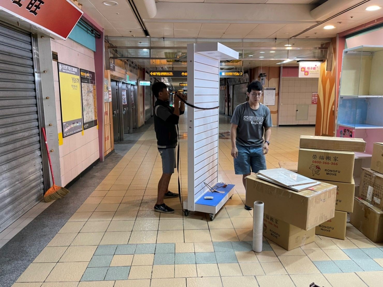 捷運地下街店面搬遷【榮福搬家公司】店面搬遷、精搬金庫、搬保險櫃、精搬魚缸、魚缸搬運、跨縣搬家、搬工派遣、搬洗衣機、搬床墊、搬冰箱、搬家具、搬家首選、吊掛搬運、吊家具搬運、新北搬家公司推薦、桃園搬家推薦、南港搬家、基隆搬家、台北搬家公司推薦:大台北搬家,精緻包裝搬運「細膩包裝、專業搬運、用心服務、以客為尊」是榮福搬家公司的宗旨與精神。歡迎立即來電02-2651-2727專人服務。 捷運地下街店面搬遷【榮福搬家公司】店面搬遷、精搬金庫、搬保險櫃、精搬魚缸、魚缸搬運、跨縣搬家、搬工派遣、搬洗衣機、搬床墊、搬冰箱、搬家具、搬家首選、吊掛搬運、吊家具搬運、新北搬家公司推薦、桃園搬家推薦、南港搬家、基隆搬家、台北搬家公司推薦:大台北搬家,精緻包裝搬運「細膩包裝、專業搬運、用心服務、以客為尊」是榮福搬家公司的宗旨與精神。歡迎立即來電02-2651-2727專人服務。