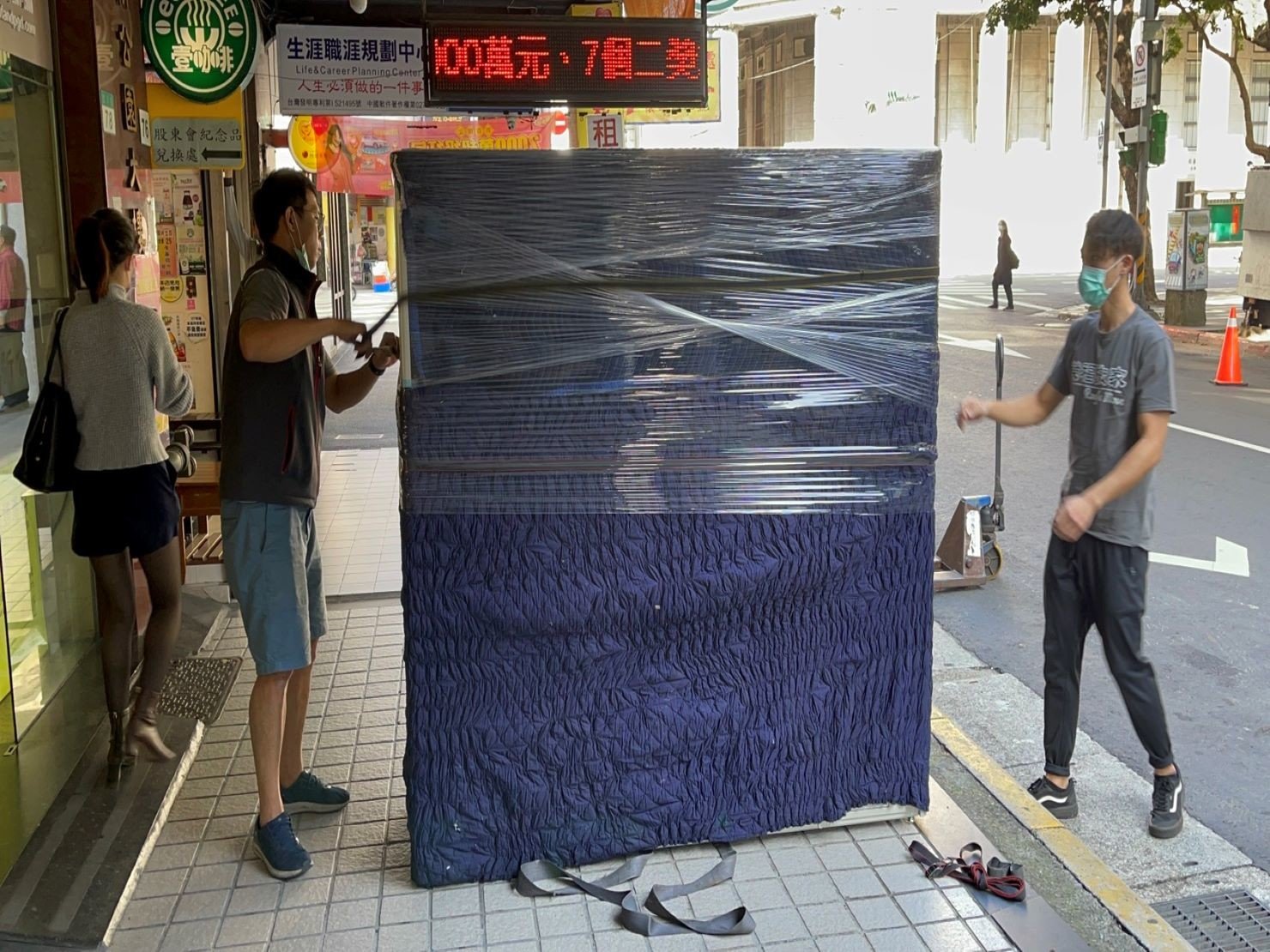 搬重物、重物搬運【榮福搬家公司】石墩搬運、搬石椅、搬石頭桌、搬洗衣機、搬披薩窯、精搬金庫、搬保險櫃、精搬魚缸、精搬鋼琴、跨縣搬家、搬工派遣、搬運、床墊搬運、冰箱搬運、搬營業用冰箱、鋼琴搬運、超低溫冷凍櫃搬運、滾筒洗衣機搬運、搬醫療床、搬電動床、搬家具、搬家首選、吊掛搬運、吊家具搬運、特殊重物搬運、專搬重物、重物搬運器、單一重物搬運、新北搬家推薦、搬家公司、基隆搬家、南港搬家、桃園搬家公司、台北搬家公司推薦:大台北搬家,精緻包裝搬運「細膩包裝、專業搬運、用心服務、以客為尊」是榮福搬家公司的宗旨與精神。歡迎立即來電02-2651-2727專人服務。 搬重物、重物搬運【榮福搬家公司】石墩搬運、搬石椅、搬石頭桌、搬洗衣機、搬披薩窯、精搬金庫、搬保險櫃、精搬魚缸、精搬鋼琴、跨縣搬家、搬工派遣、搬運、床墊搬運、冰箱搬運、搬營業用冰箱、鋼琴搬運、超低溫冷凍櫃搬運、滾筒洗衣機搬運、搬醫療床、搬電動床、搬家具、搬家首選、吊掛搬運、吊家具搬運、特殊重物搬運、專搬重物、重物搬運器、單一重物搬運、新北搬家推薦、搬家公司、基隆搬家、南港搬家、桃園搬家公司、台北搬家公司推薦:大台北搬家,精緻包裝搬運「細膩包裝、專業搬運、用心服務、以客為尊」是榮福搬家公司的宗旨與精神。歡迎立即來電02-2651-2727專人服務。