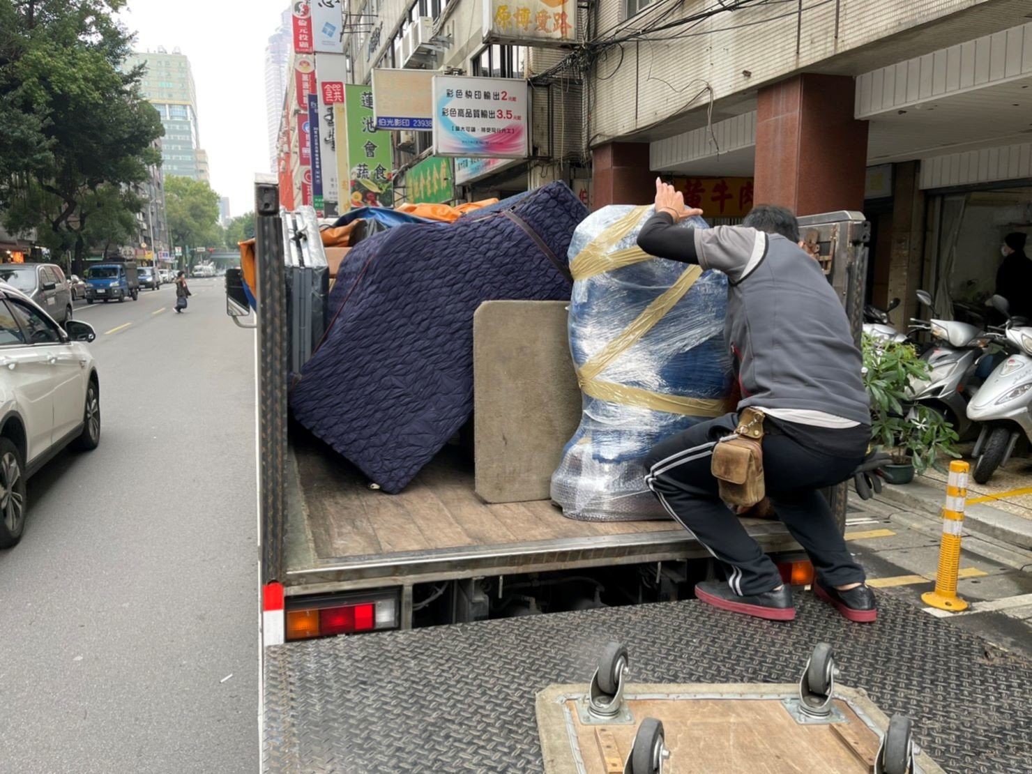 搬重物技巧、搬重物工具【榮福搬家公司】佛像搬運、搬玉石、石墩搬運、搬運電動床、搬神明桌、搬洗衣機、搬披薩窯、精搬金庫、搬保險櫃、精搬魚缸、精搬鋼琴、跨縣市搬家、搬工派遣、搬運、床墊搬運、冰箱搬運、鋼琴搬運、搬家具、單件家具運送、單一物件搬運、醫療床搬運、搬家首選、吊掛搬運、吊家具搬運、特殊重物搬運、專搬重物、新北搬家推薦、搬家公司、基隆搬家、南港搬家、桃園搬家公司、台北搬家公司推薦:大台北搬家,精緻包裝搬運「細膩包裝、專業搬運、用心服務、以客為尊」是榮福搬家公司的宗旨與精神。歡迎立即來電02-2651-2727專人服務。 搬重物技巧、搬重物工具【榮福搬家公司】佛像搬運、搬玉石、石墩搬運、搬運電動床、搬神明桌、搬洗衣機、搬披薩窯、精搬金庫、搬保險櫃、精搬魚缸、精搬鋼琴、跨縣市搬家、搬工派遣、搬運、床墊搬運、冰箱搬運、鋼琴搬運、搬家具、單件家具運送、單一物件搬運、醫療床搬運、搬家首選、吊掛搬運、吊家具搬運、特殊重物搬運、專搬重物、新北搬家推薦、搬家公司、基隆搬家、南港搬家、桃園搬家公司、台北搬家公司推薦:大台北搬家,精緻包裝搬運「細膩包裝、專業搬運、用心服務、以客為尊」是榮福搬家公司的宗旨與精神。歡迎立即來電02-2651-2727專人服務。
