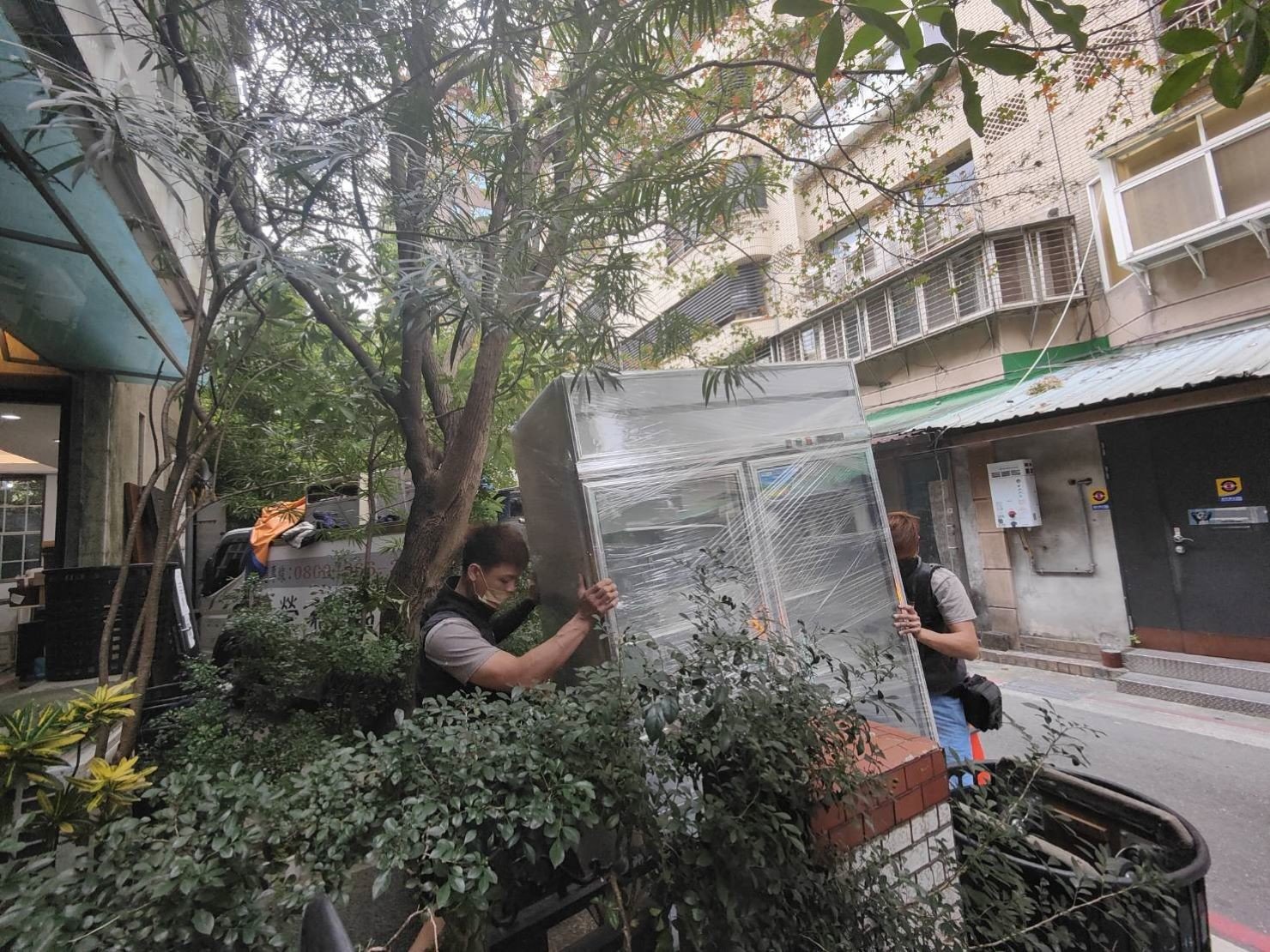 【榮福搬家】烘焙店面搬遷、甜點店面搬遷、麵包店搬遷、店面搬遷暫放倉儲、餐飲設備暫放倉儲、訂製餐桌椅精緻包裝、營業用攪拌機搬運、營業用冰箱精緻包裝、營業用烤箱搬遷、麵包切割機、營業用冰箱搬遷、工作檯包裝,工作桌,台北搬家公司推薦:大台北搬家,精緻包裝搬運「細膩包裝、專業搬運、用心服務、以客為尊」是榮福搬家公司的宗旨與精神。歡迎立即來電02-2651-2727專人服務。 【榮福搬家】烘焙店面搬遷、甜點店面搬遷、麵包店搬遷、店面搬遷暫放倉儲、餐飲設備暫放倉儲、訂製餐桌椅精緻包裝、營業用攪拌機搬運、營業用冰箱精緻包裝、營業用烤箱搬遷、麵包切割機、營業用冰箱搬遷、工作檯包裝,工作桌,台北搬家公司推薦:大台北搬家,精緻包裝搬運「細膩包裝、專業搬運、用心服務、以客為尊」是榮福搬家公司的宗旨與精神。歡迎立即來電02-2651-2727專人服務。