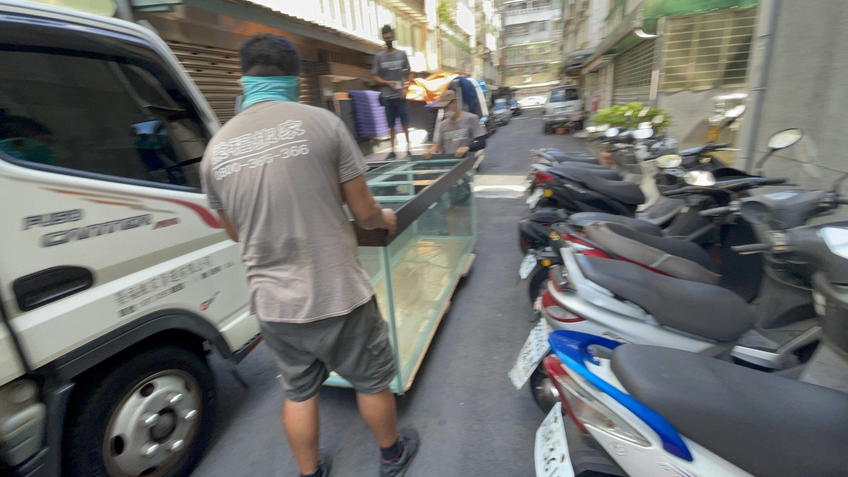 特殊搬運、搬重物【榮福搬家公司】8尺玻璃魚缸、搬單一玻璃魚缸、水族魚缸、精搬魚缸、展示魚缸、風水魚缸、搬魚缸、家庭搬家、跨縣市搬家、搬工計時、人力搬運、、搬家首選、特殊重物搬運、專搬重物、搬重物技巧、新北搬家公司推薦、搬家車、搬家公司、基隆搬家、南港搬家、桃園搬家公司推薦、台北搬家公司推薦:大台北搬家,精緻包裝搬運「細膩包裝、專業搬運、用心服務、以客為尊」是榮福搬家公司的宗旨與精神。歡迎立即來電02-2651-2727專人服務。 特殊搬運、搬重物【榮福搬家公司】8尺玻璃魚缸、搬單一玻璃魚缸、水族魚缸、精搬魚缸、展示魚缸、風水魚缸、搬魚缸、家庭搬家、跨縣市搬家、搬工計時、人力搬運、、搬家首選、特殊重物搬運、專搬重物、搬重物技巧、新北搬家公司推薦、搬家車、搬家公司、基隆搬家、南港搬家、桃園搬家公司推薦、台北搬家公司推薦:大台北搬家,精緻包裝搬運「細膩包裝、專業搬運、用心服務、以客為尊」是榮福搬家公司的宗旨與精神。歡迎立即來電02-2651-2727專人服務。