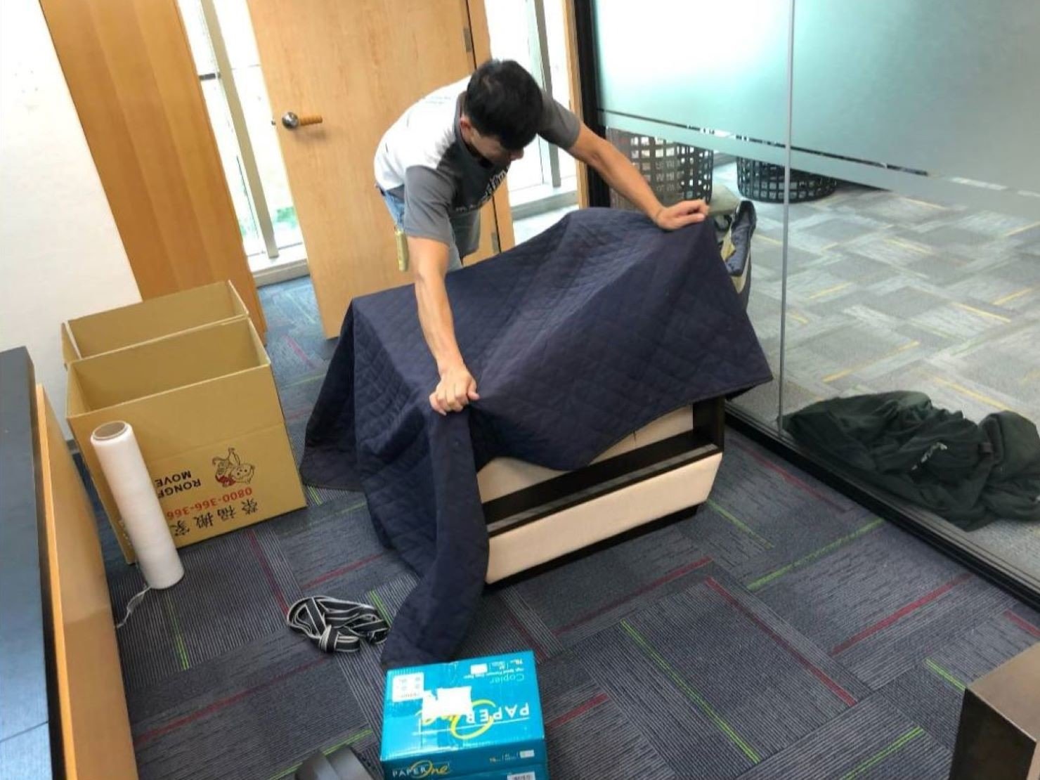 台北搬家公司【榮福搬家】值得您來選擇:榮福搬家專業級包裝師傅,以日式布套包覆白色布織單人沙發椅,防止家具沾汙 台北搬家公司【榮福搬家】值得您來選擇:榮福搬家專業級包裝師傅,以日式布套包覆白色布織單人沙發椅,防止家具沾汙