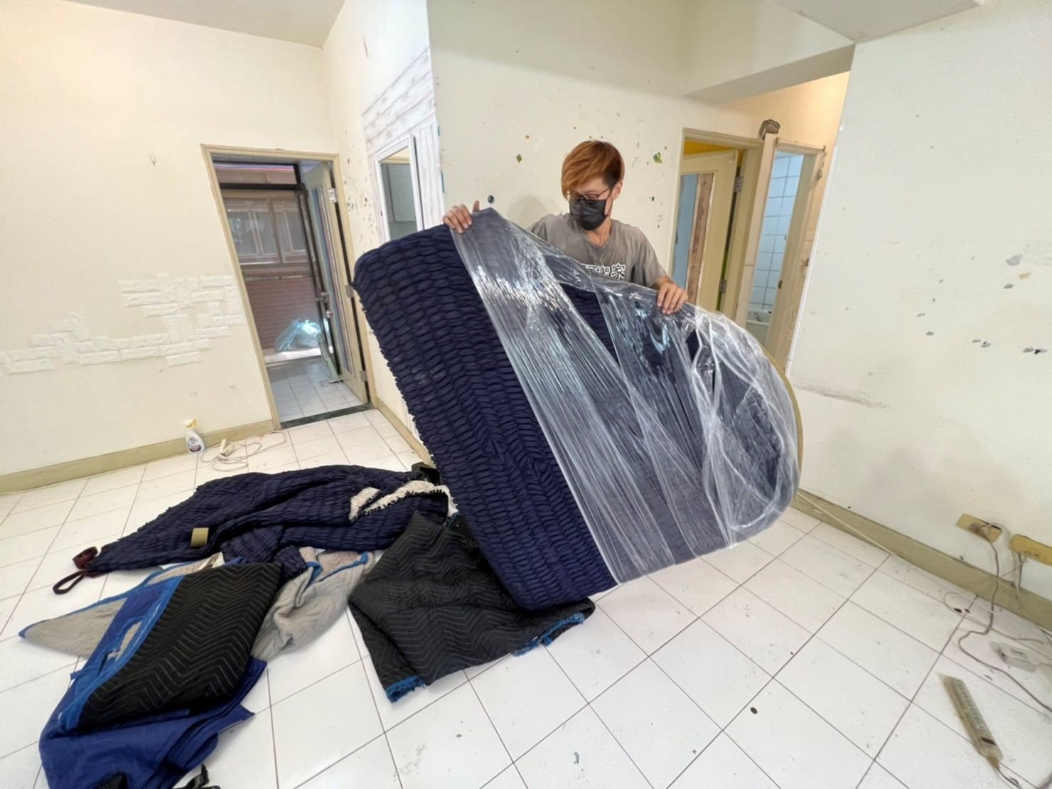 特殊搬運、搬重物【榮福搬家公司】精緻包裝鋼琴、演奏鋼琴、三角鋼琴、鋼琴搬運、三角鋼琴以樓梯搬運、演奏鋼琴以樓梯搬運、演奏平台式鋼琴以樓梯辦運、音樂廳平台式鋼琴搬運、演奏會平台式鋼琴搬運、飯店平台式鋼琴搬運、跨縣市搬鋼琴、鋼琴室內移動、搬鋼琴首選、鋼琴吊掛搬運、專搬重物、搬重物技巧、新北鋼琴搬運公司推薦、大台北鋼琴搬運公司、桃園鋼琴搬運公司、新竹鋼琴搬運公司、台北搬家公司推薦:大台北搬家,精緻包裝搬運「細膩包裝、專業搬運、用心服務、以客為尊」是榮福搬家公司的宗旨與精神。歡迎立即來電02-2651-2727專人服務。 特殊搬運、搬重物【榮福搬家公司】精緻包裝鋼琴、演奏鋼琴、三角鋼琴、鋼琴搬運、三角鋼琴以樓梯搬運、演奏鋼琴以樓梯搬運、演奏平台式鋼琴以樓梯辦運、音樂廳平台式鋼琴搬運、演奏會平台式鋼琴搬運、飯店平台式鋼琴搬運、跨縣市搬鋼琴、鋼琴室內移動、搬鋼琴首選、鋼琴吊掛搬運、專搬重物、搬重物技巧、新北鋼琴搬運公司推薦、大台北鋼琴搬運公司、桃園鋼琴搬運公司、新竹鋼琴搬運公司、台北搬家公司推薦:大台北搬家,精緻包裝搬運「細膩包裝、專業搬運、用心服務、以客為尊」是榮福搬家公司的宗旨與精神。歡迎立即來電02-2651-2727專人服務。