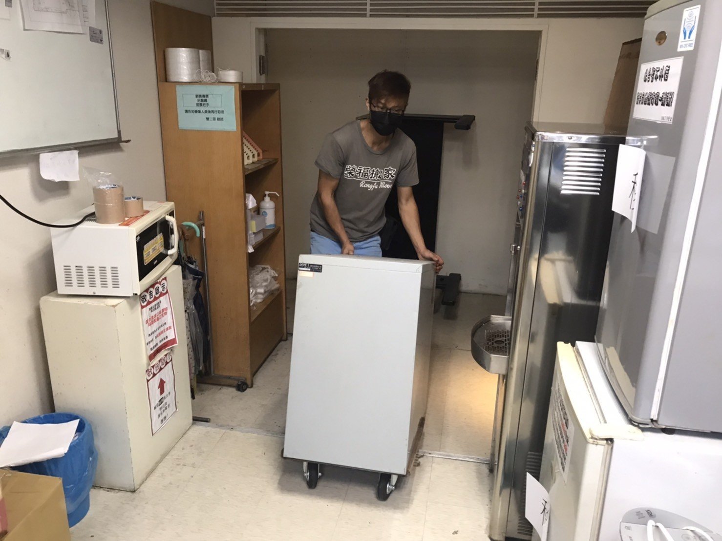 搬家公司推薦、台北辦公室搬遷推薦【榮福搬家公司】 南港辦公室搬遷、桃園辦公室搬遷、新北辦公室搬遷、基隆辦公室搬遷、辦公室同棟不同樓搬工、桃園同棟不同樓搬工、新北同棟不同樓搬工、內湖同棟不同樓搬工、台北同棟不同區塊工搬、新北同棟不同區塊工搬、內湖同棟不同區塊工搬、桃園同棟不同區塊工搬、保險箱、金庫搬運、搬活動櫃、搬公文櫃、搬保密櫃、搬辦公桌、旋轉椅、辦公椅、搬資料櫃、辦公室遷移、搬會客桌、碎紙機、印表機、搬玻璃櫥櫃、會議桌搬運、OA屏風拆裝搬遷、事務機搬運、搬電腦設備、公司行號搬遷、政府機關搬遷、學校單位搬遷、精緻包裝、搬家紙箱、搬鐵櫃、搬保密文件、保密文件銷毀、搬工計時、搬工服務、人力搬運,針對顧客都秉持以用心實在專業搬家技巧,搬家實在用心值得您的信賴與選擇。歡迎來電咨詢02-2651-2727,榮福搬家有專員立即為您服務。 搬家公司推薦、台北辦公室搬遷推薦【榮福搬家公司】 南港辦公室搬遷、桃園辦公室搬遷、新北辦公室搬遷、基隆辦公室搬遷、辦公室同棟不同樓搬工、桃園同棟不同樓搬工、新北同棟不同樓搬工、內湖同棟不同樓搬工、台北同棟不同區塊工搬、新北同棟不同區塊工搬、內湖同棟不同區塊工搬、桃園同棟不同區塊工搬、保險箱、金庫搬運、搬活動櫃、搬公文櫃、搬保密櫃、搬辦公桌、旋轉椅、辦公椅、搬資料櫃、辦公室遷移、搬會客桌、碎紙機、印表機、搬玻璃櫥櫃、會議桌搬運、OA屏風拆裝搬遷、事務機搬運、搬電腦設備、公司行號搬遷、政府機關搬遷、學校單位搬遷、精緻包裝、搬家紙箱、搬鐵櫃、搬保密文件、保密文件銷毀、搬工計時、搬工服務、人力搬運,針對顧客都秉持以用心實在專業搬家技巧,搬家實在用心值得您的信賴與選擇。歡迎來電咨詢02-2651-2727,榮福搬家有專員立即為您服務。