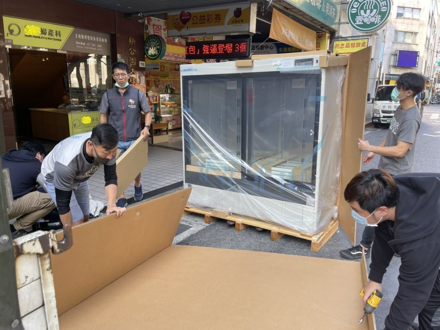搬重物、重物搬運【榮福搬家公司】石墩搬運、搬石椅、搬石頭桌、搬洗衣機、搬披薩窯、精搬金庫、搬保險櫃、精搬魚缸、精搬鋼琴、跨縣搬家、搬工派遣、搬運、床墊搬運、冰箱搬運、搬營業用冰箱、鋼琴搬運、超低溫冷凍櫃搬運、滾筒洗衣機搬運、搬醫療床、搬電動床、搬家具、搬家首選、吊掛搬運、吊家具搬運、特殊重物搬運、專搬重物、重物搬運器、單一重物搬運、新北搬家推薦、搬家公司、基隆搬家、南港搬家、桃園搬家公司、台北搬家公司推薦:大台北搬家,精緻包裝搬運「細膩包裝、專業搬運、用心服務、以客為尊」是榮福搬家公司的宗旨與精神。歡迎立即來電02-2651-2727專人服務。 搬重物、重物搬運【榮福搬家公司】石墩搬運、搬石椅、搬石頭桌、搬洗衣機、搬披薩窯、精搬金庫、搬保險櫃、精搬魚缸、精搬鋼琴、跨縣搬家、搬工派遣、搬運、床墊搬運、冰箱搬運、搬營業用冰箱、鋼琴搬運、超低溫冷凍櫃搬運、滾筒洗衣機搬運、搬醫療床、搬電動床、搬家具、搬家首選、吊掛搬運、吊家具搬運、特殊重物搬運、專搬重物、重物搬運器、單一重物搬運、新北搬家推薦、搬家公司、基隆搬家、南港搬家、桃園搬家公司、台北搬家公司推薦:大台北搬家,精緻包裝搬運「細膩包裝、專業搬運、用心服務、以客為尊」是榮福搬家公司的宗旨與精神。歡迎立即來電02-2651-2727專人服務。