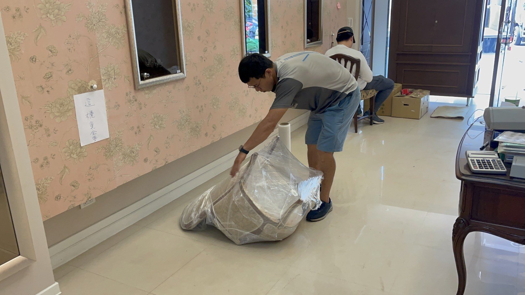 專搬重物、搬家公司推薦、新北搬家公司推薦【榮福搬家公司】基隆搬家、南港搬家、桃園搬家公司推薦、家庭搬家、精緻搬家、精緻包裝、打包裝箱、跨縣市搬家、搬工計時、人工搬運、床墊搬運、冰箱搬運、搬家具、搬家首選、吊掛搬運、吊家具搬運、搬家紙箱、氣泡捲、膠膜、黃色透明膠帶、大型家具搬運、搬木製家具、搬大理石桌、台北搬家公司推薦:大台北搬家,精緻包裝搬運「細膩包裝、專業搬運、用心服務、以客為尊」是榮福搬家公司的宗旨與精神。歡迎立即來電02-2651-2727專人服務。 專搬重物、搬家公司推薦、新北搬家公司推薦【榮福搬家公司】基隆搬家、南港搬家、桃園搬家公司推薦、家庭搬家、精緻搬家、精緻包裝、打包裝箱、跨縣市搬家、搬工計時、人工搬運、床墊搬運、冰箱搬運、搬家具、搬家首選、吊掛搬運、吊家具搬運、搬家紙箱、氣泡捲、膠膜、黃色透明膠帶、大型家具搬運、搬木製家具、搬大理石桌、台北搬家公司推薦:大台北搬家,精緻包裝搬運「細膩包裝、專業搬運、用心服務、以客為尊」是榮福搬家公司的宗旨與精神。歡迎立即來電02-2651-2727專人服務。