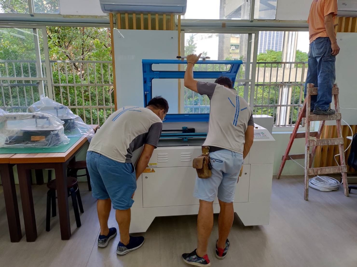 搬家公司推薦【榮福搬家】搬遷好品質值得您的信賴與選擇:【特殊重物搬運】搬雷射雕刻切割機-榮福搬家師傅擁有專業的拆裝技能,切割機定位擺放後再將其上層組裝回機台上,並且檢查組裝是否正確完全。 搬家公司推薦【榮福搬家】搬遷好品質值得您的信賴與選擇:【特殊重物搬運】搬雷射雕刻切割機-榮福搬家師傅擁有專業的拆裝技能,切割機定位擺放後再將其上層組裝回機台上,並且檢查組裝是否正確完全。