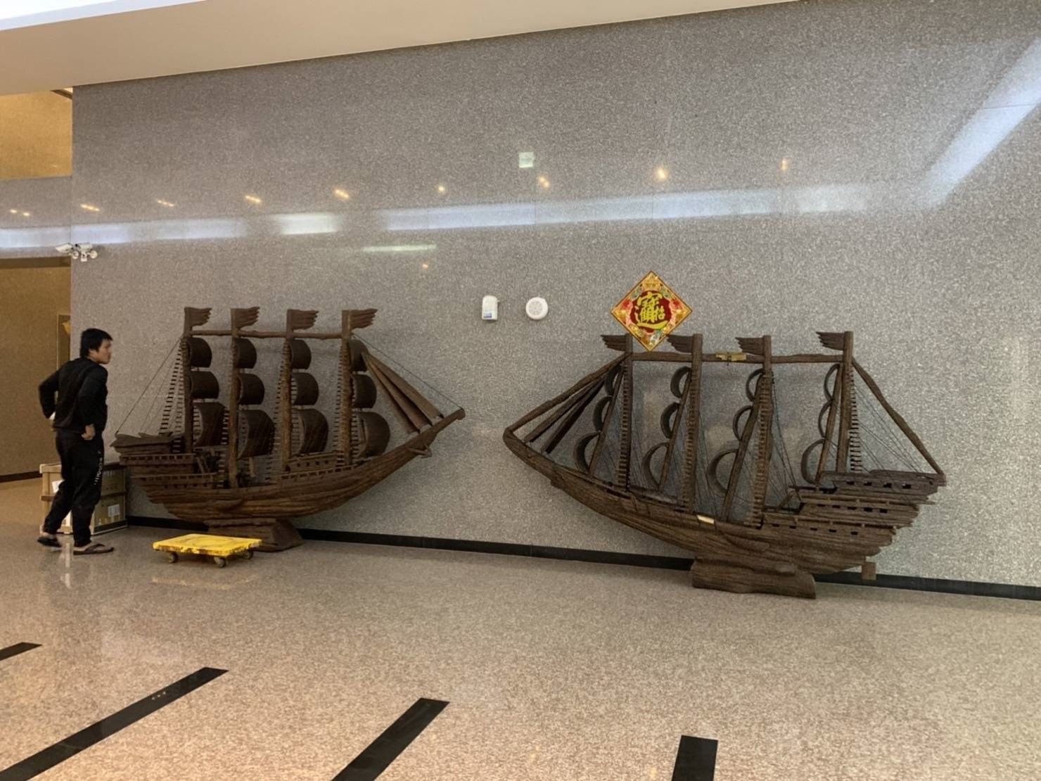只需吊掛作業?不需用搬家貨車載運?只需搬運單一木雕藝術品【榮福搬家公司】木雕刻品吊掛作業、木雕神像吊掛、木雕刻藝術品吊掛、辦公室大型藝術品搬運、公司行號大型物品吊掛作業、辦公室搬遷、公司行號搬遷、搬工計時、搬家首選、特殊重物搬運、專搬重物、搬重物技巧、新北搬家公司推薦、搬家車、搬家公司、基隆搬家、南港搬家、桃園搬家公司推薦、台北搬家公司推薦:大台北搬家,精緻包裝搬運「細膩包裝、專業搬運、用心服務、以客為尊」是榮福搬家公司的宗旨與精神。歡迎立即來電02-2651-2727專人服務。 只需吊掛作業?不需用搬家貨車載運?只需搬運單一木雕藝術品【榮福搬家公司】木雕刻品吊掛作業、木雕神像吊掛、木雕刻藝術品吊掛、辦公室大型藝術品搬運、公司行號大型物品吊掛作業、辦公室搬遷、公司行號搬遷、搬工計時、搬家首選、特殊重物搬運、專搬重物、搬重物技巧、新北搬家公司推薦、搬家車、搬家公司、基隆搬家、南港搬家、桃園搬家公司推薦、台北搬家公司推薦:大台北搬家,精緻包裝搬運「細膩包裝、專業搬運、用心服務、以客為尊」是榮福搬家公司的宗旨與精神。歡迎立即來電02-2651-2727專人服務。