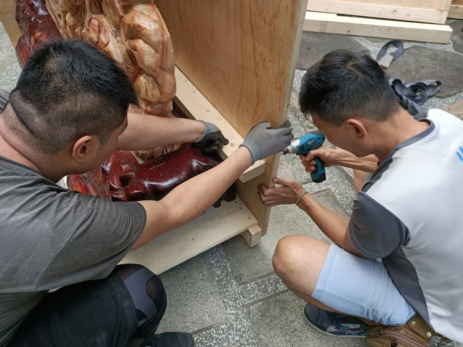 重物搬運、搬佛像【榮福搬家公司】搬披薩窯、精搬金庫、搬保險櫃、精搬魚缸、跨縣搬家、搬工派遣、搬玉石、搬神明桌、搬家具、搬家首選、吊掛搬運、吊家具搬運、搬重物技巧、台北搬家公司推薦:大台北搬家、基隆搬家,精緻包裝搬運「細膩包裝、專業搬運、用心服務、以客為尊」是榮福搬家公司的宗旨與精神。歡迎立即來電02-2651-2727專人服務。 重物搬運、搬佛像【榮福搬家公司】搬披薩窯、精搬金庫、搬保險櫃、精搬魚缸、跨縣搬家、搬工派遣、搬玉石、搬神明桌、搬家具、搬家首選、吊掛搬運、吊家具搬運、搬重物技巧、台北搬家公司推薦:大台北搬家、基隆搬家,精緻包裝搬運「細膩包裝、專業搬運、用心服務、以客為尊」是榮福搬家公司的宗旨與精神。歡迎立即來電02-2651-2727專人服務。