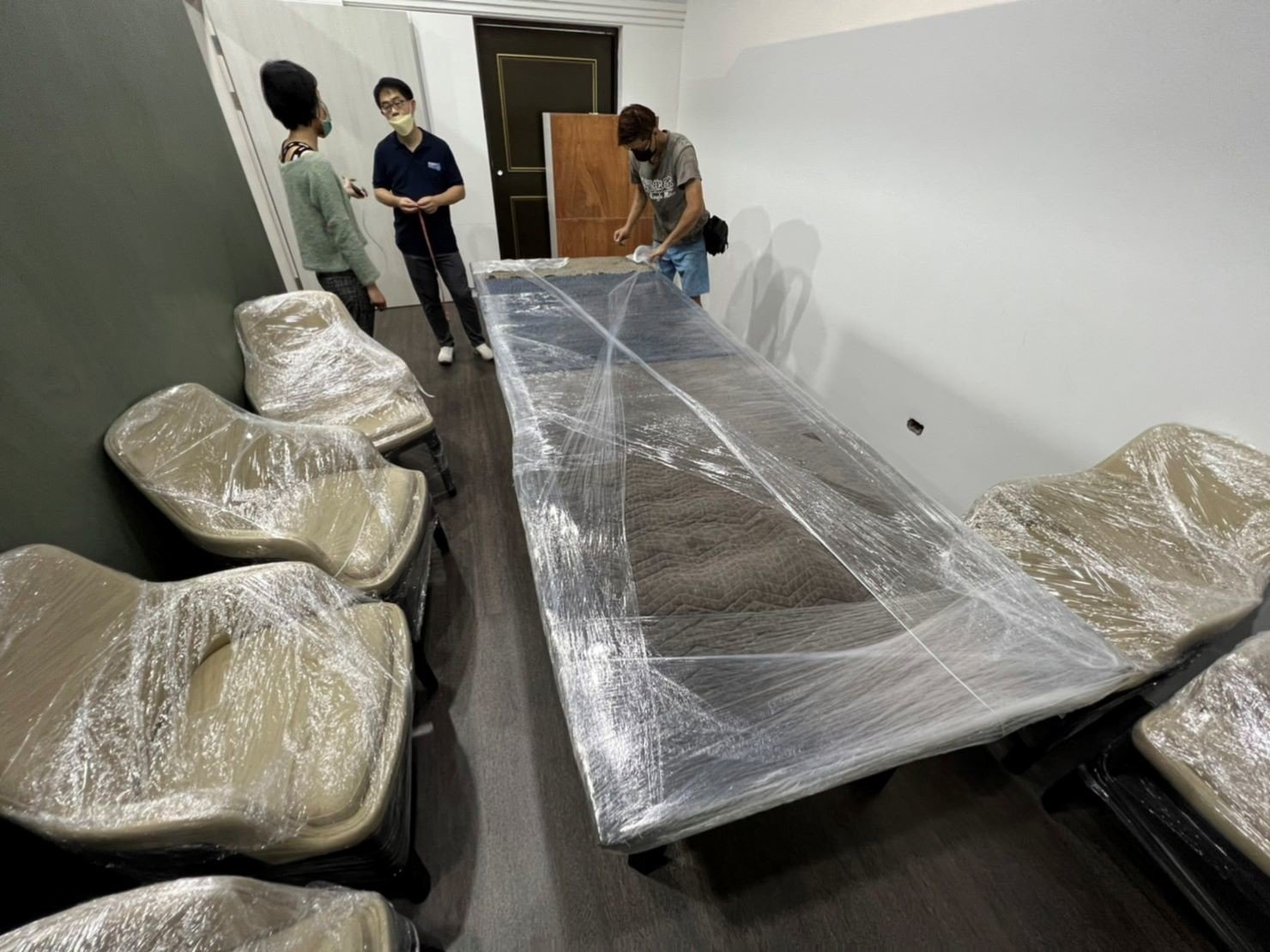 搬家公司推薦、台北搬家推薦【榮福搬家公司】南港辦公室搬遷、桃園辦公室搬遷、新北辦公室搬遷、基隆辦公室搬遷、台北辦公室搬遷、公司行號大型家具搬運、公司行號櫃台搬運、茶水間吧檯搬運、大型會議桌搬運、大型實木桌搬遷、辦公椅搬運、機櫃搬運、辦公室遷移、個人辦公室搬遷、事務所搬遷、公司行號搬遷、政府機關搬遷、學校單位搬遷、辦公室專人打包裝箱、辦公文件專人打包裝箱分類、搬家紙箱、搬鐵櫃、搬保密文件、保密文件銷毀、搬工計時、搬工服務、人力搬運,針對顧客都秉持以用心實在專業搬家技巧,搬家實在用心值得您的信賴與選擇。歡迎來電咨詢02-2651-2727,榮福搬家有專員立即為您服務。 搬家公司推薦、台北搬家推薦【榮福搬家公司】南港辦公室搬遷、桃園辦公室搬遷、新北辦公室搬遷、基隆辦公室搬遷、台北辦公室搬遷、公司行號大型家具搬運、公司行號櫃台搬運、茶水間吧檯搬運、大型會議桌搬運、大型實木桌搬遷、辦公椅搬運、機櫃搬運、辦公室遷移、個人辦公室搬遷、事務所搬遷、公司行號搬遷、政府機關搬遷、學校單位搬遷、辦公室專人打包裝箱、辦公文件專人打包裝箱分類、搬家紙箱、搬鐵櫃、搬保密文件、保密文件銷毀、搬工計時、搬工服務、人力搬運,針對顧客都秉持以用心實在專業搬家技巧,搬家實在用心值得您的信賴與選擇。歡迎來電咨詢02-2651-2727,榮福搬家有專員立即為您服務。