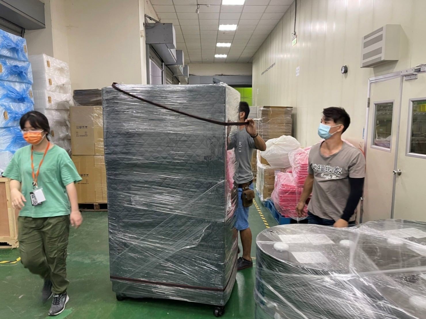 只需搬一件家具?搬運單一生財器具、儀器設備、販賣機、客製化設備、特殊重物推薦【榮福搬家】專業包裝防護搬運「細膩包裝手法、專業搬運技巧、用心服務、以客為尊」是榮福搬家公司的宗旨與精神。歡迎立即來電02-2651-2727專人服務。 只需搬一件家具?搬運單一生財器具、儀器設備、販賣機、客製化設備、特殊重物推薦【榮福搬家】專業包裝防護搬運「細膩包裝手法、專業搬運技巧、用心服務、以客為尊」是榮福搬家公司的宗旨與精神。歡迎立即來電02-2651-2727專人服務。