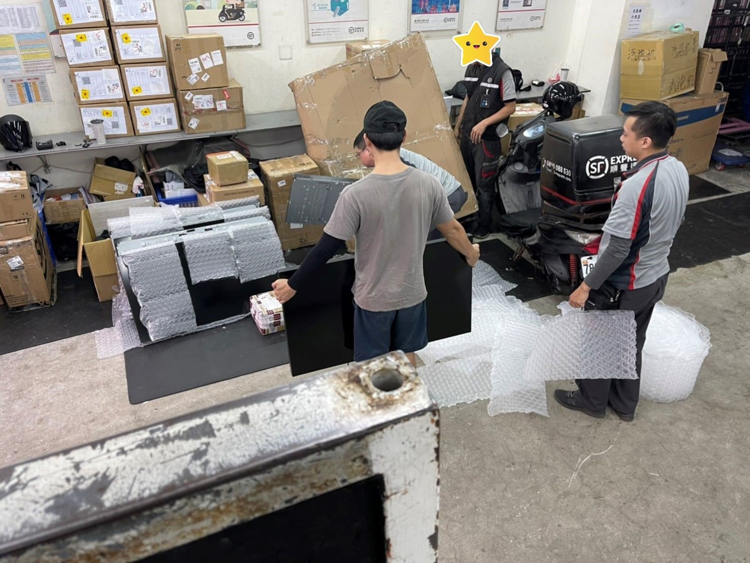 搬家公司推薦、台北搬家推薦【榮福搬家公司】南港搬家、電視牆拆裝、拆玻璃、桃園搬家公司推薦、新北搬家公司推薦、企業搬運服務、搬公司行號、廠房遷移、公司行號搬遷、政府機關搬遷、百貨專櫃遷移、學校單位搬遷、精緻包裝、家庭搬家、搬家具、家電搬運、搬電視、搬工、拆裝工具組,針對顧客都秉持以用心實在專業搬家技巧,搬家實在用心值得您的信賴與選擇。歡迎來電咨詢02-2651-2727,榮福搬家有專員立即為您服務。專業拆裝技能、系統式家具拆裝找專業的榮福搬家就對了。 搬家公司推薦、台北搬家推薦【榮福搬家公司】南港搬家、電視牆拆裝、拆玻璃、桃園搬家公司推薦、新北搬家公司推薦、企業搬運服務、搬公司行號、廠房遷移、公司行號搬遷、政府機關搬遷、百貨專櫃遷移、學校單位搬遷、精緻包裝、家庭搬家、搬家具、家電搬運、搬電視、搬工、拆裝工具組,針對顧客都秉持以用心實在專業搬家技巧,搬家實在用心值得您的信賴與選擇。歡迎來電咨詢02-2651-2727,榮福搬家有專員立即為您服務。專業拆裝技能、系統式家具拆裝找專業的榮福搬家就對了。