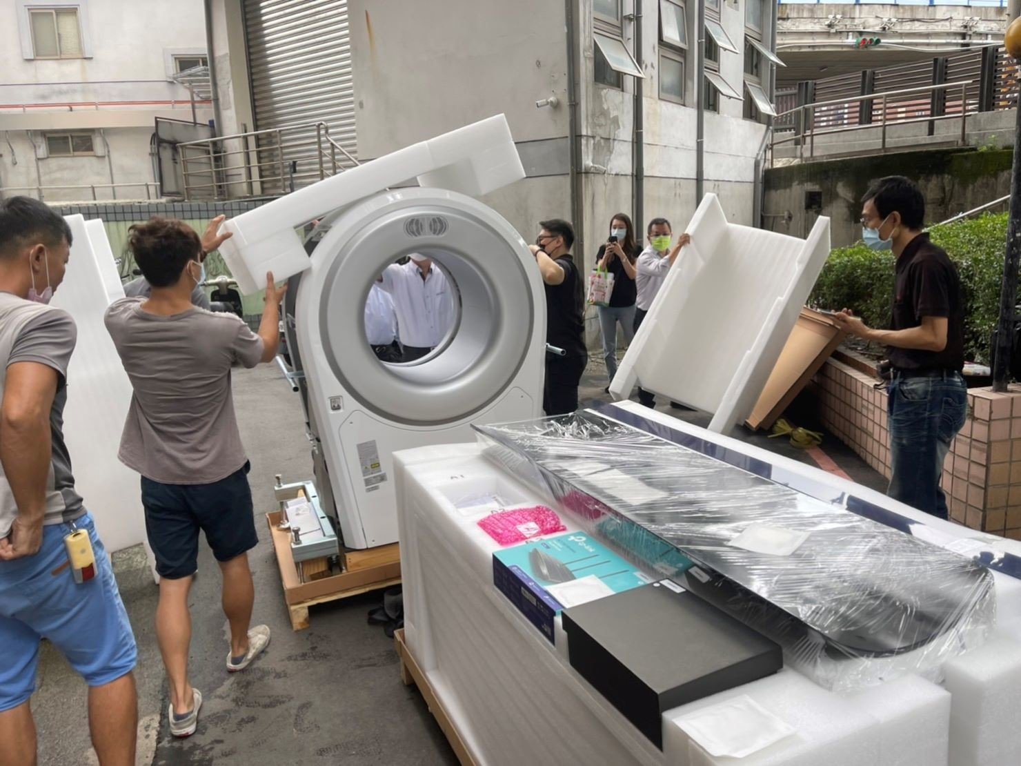特殊搬運、搬重物【榮福搬家】醫療器材、醫療設備搬運、斷層掃苗儀器搬運、搬單一物件、南港搬家、桃園搬家公司推薦、新北搬家公司推薦、可配合醫院搬運、生技科學儀器搬運、海關箱待拆、醫療儀器專業搬運、廠房遷移、公司行號搬、專搬重物、搬工服務、人力搬運,針對顧客都秉持以用心實在專業搬家技巧,搬家實在用心值得您的信賴與選擇。歡迎來電咨詢02-2651-2727,榮福搬家有專員立即為您服務。 特殊搬運、搬重物【榮福搬家】醫療器材、醫療設備搬運、斷層掃苗儀器搬運、搬單一物件、南港搬家、桃園搬家公司推薦、新北搬家公司推薦、可配合醫院搬運、生技科學儀器搬運、海關箱待拆、醫療儀器專業搬運、廠房遷移、公司行號搬、專搬重物、搬工服務、人力搬運,針對顧客都秉持以用心實在專業搬家技巧,搬家實在用心值得您的信賴與選擇。歡迎來電咨詢02-2651-2727,榮福搬家有專員立即為您服務。