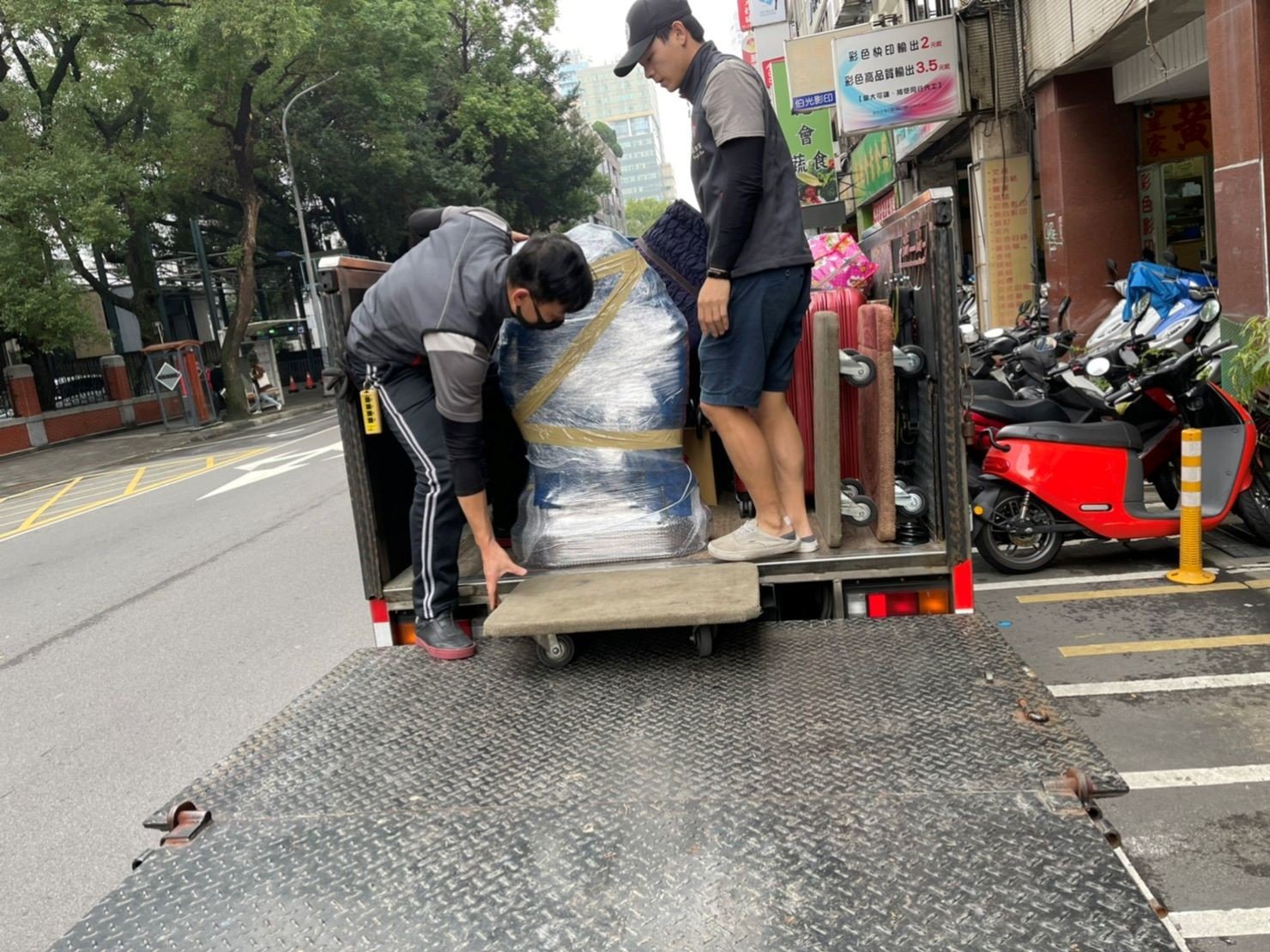 搬重物技巧、搬重物工具【榮福搬家公司】佛像搬運、搬玉石、石墩搬運、搬運電動床、搬神明桌、搬洗衣機、搬披薩窯、精搬金庫、搬保險櫃、精搬魚缸、精搬鋼琴、跨縣市搬家、搬工派遣、搬運、床墊搬運、冰箱搬運、鋼琴搬運、搬家具、單件家具運送、單一物件搬運、醫療床搬運、搬家首選、吊掛搬運、吊家具搬運、特殊重物搬運、專搬重物、新北搬家推薦、搬家公司、基隆搬家、南港搬家、桃園搬家公司、台北搬家公司推薦:大台北搬家,精緻包裝搬運「細膩包裝、專業搬運、用心服務、以客為尊」是榮福搬家公司的宗旨與精神。歡迎立即來電02-2651-2727專人服務。 搬重物技巧、搬重物工具【榮福搬家公司】佛像搬運、搬玉石、石墩搬運、搬運電動床、搬神明桌、搬洗衣機、搬披薩窯、精搬金庫、搬保險櫃、精搬魚缸、精搬鋼琴、跨縣市搬家、搬工派遣、搬運、床墊搬運、冰箱搬運、鋼琴搬運、搬家具、單件家具運送、單一物件搬運、醫療床搬運、搬家首選、吊掛搬運、吊家具搬運、特殊重物搬運、專搬重物、新北搬家推薦、搬家公司、基隆搬家、南港搬家、桃園搬家公司、台北搬家公司推薦:大台北搬家,精緻包裝搬運「細膩包裝、專業搬運、用心服務、以客為尊」是榮福搬家公司的宗旨與精神。歡迎立即來電02-2651-2727專人服務。