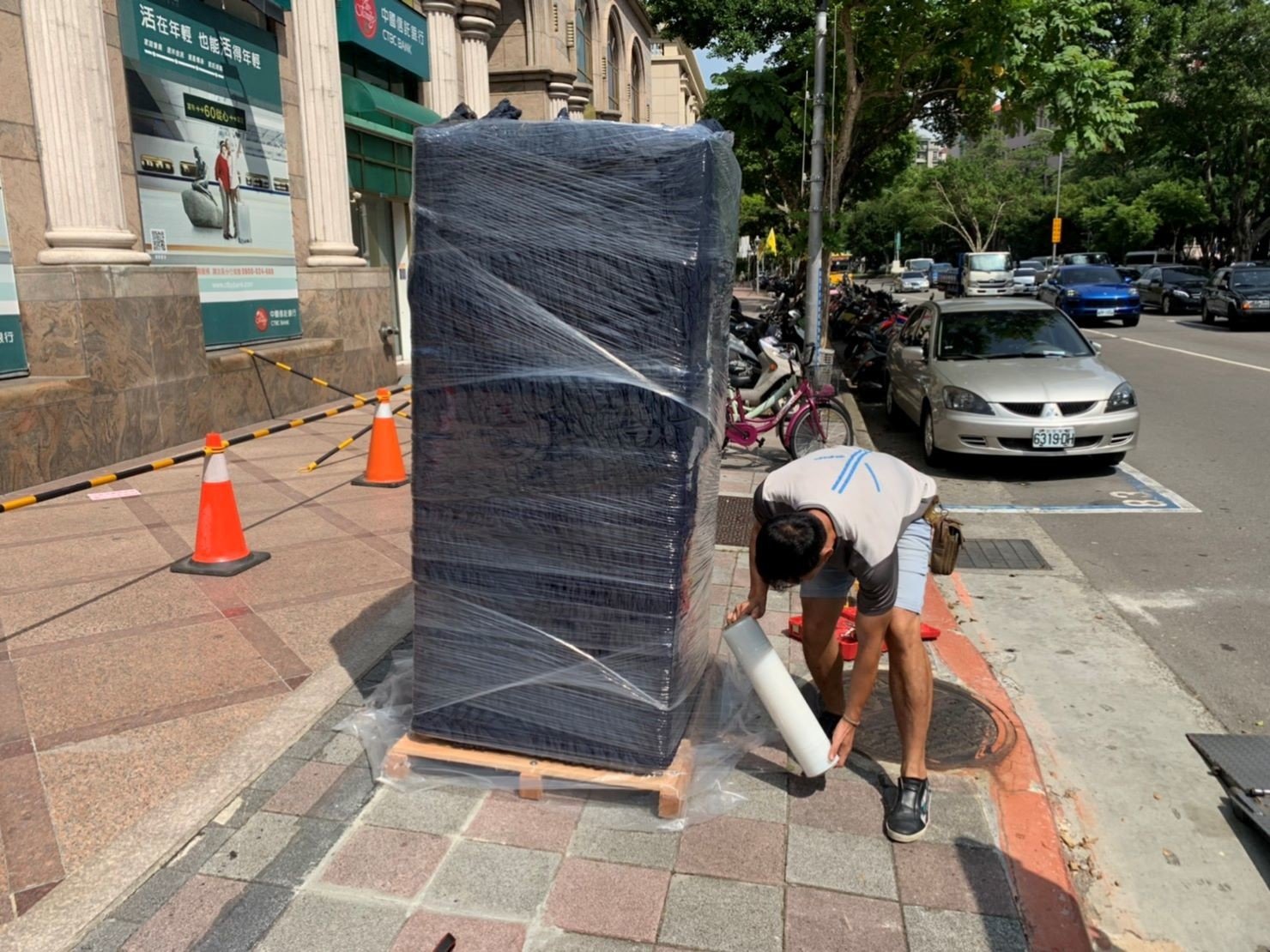 【榮福搬家公司】搬家首選、台北搬家推薦：重物搬運重達200公斤以上的研究室實驗用負30度冰箱搬運，包裝搬運「細膩包裝、專業搬運、用心服務、以客為尊」是榮福搬家公司的宗旨與精神。歡迎立即來電02-2651-2727專人服務。