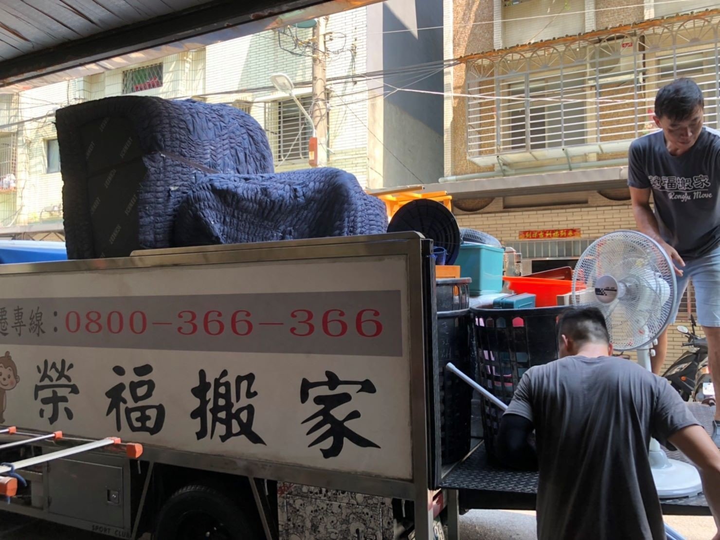 搬家公司【榮福搬家公司】搬家值得您的信賴與選擇:一般搬家貨車都有堆疊標準,除了說顧客雙邊地點相當近,在堆疊家具物件時可稍微調整。 搬家公司【榮福搬家公司】搬家值得您的信賴與選擇:一般搬家貨車都有堆疊標準,除了說顧客雙邊地點相當近,在堆疊家具物件時可稍微調整。