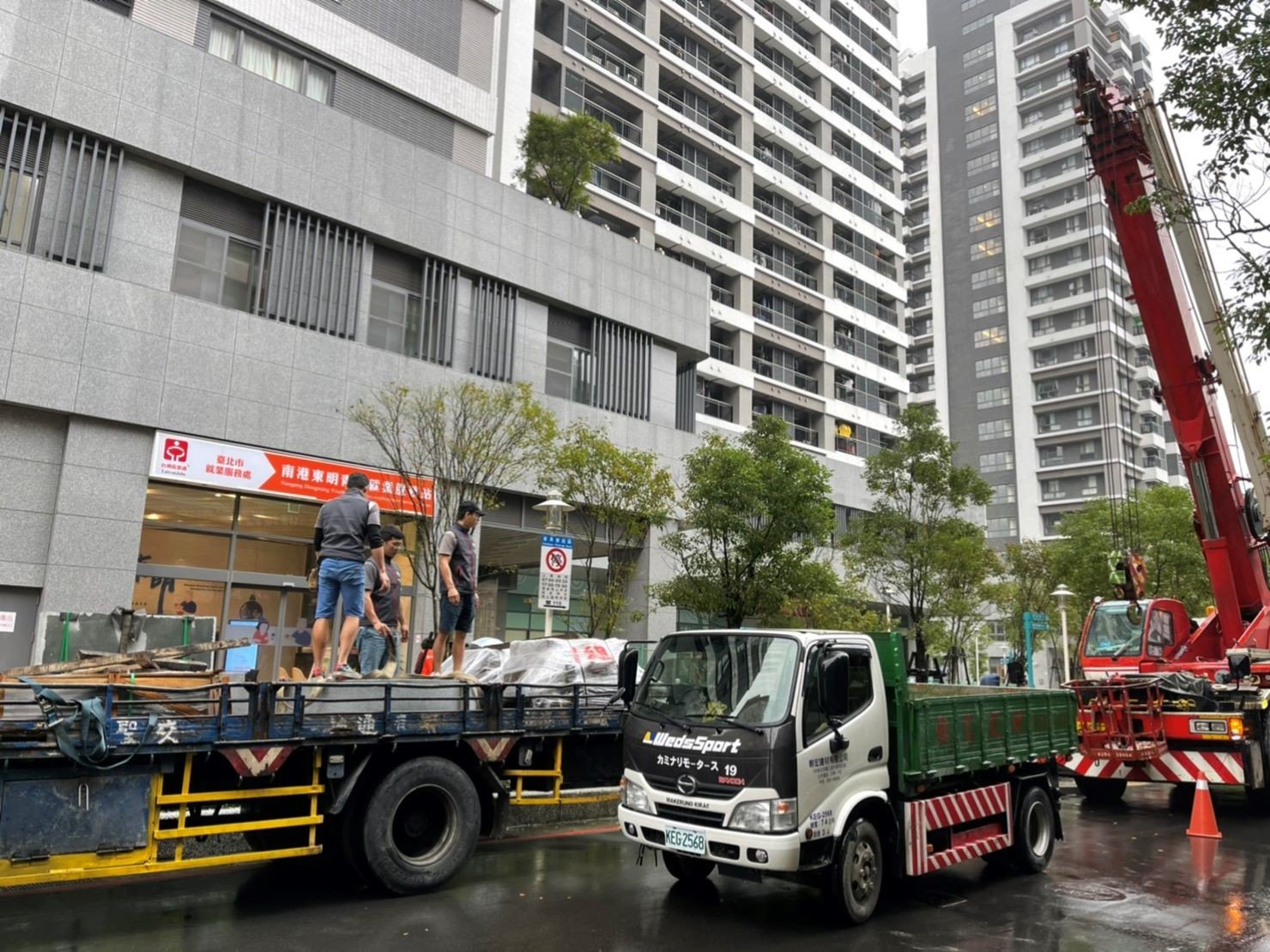 重物搬運/南港搬家【榮福搬家公司】搬洗衣機、搬披薩窯、精搬金庫、搬保險櫃、精搬魚缸、跨縣搬家、搬工派遣、搬床墊、搬冰箱、搬家具、搬家首選、吊掛搬運、吊家具搬運、台北搬家公司推薦:大台北搬家、新北搬家推薦,精緻包裝搬運「細膩包裝、專業搬運、用心服務、以客為尊」是榮福搬家公司的宗旨與精神。歡迎立即來電02-2651-2727專人服務。 重物搬運/南港搬家【榮福搬家公司】搬洗衣機、搬披薩窯、精搬金庫、搬保險櫃、精搬魚缸、跨縣搬家、搬工派遣、搬床墊、搬冰箱、搬家具、搬家首選、吊掛搬運、吊家具搬運、台北搬家公司推薦:大台北搬家、新北搬家推薦,精緻包裝搬運「細膩包裝、專業搬運、用心服務、以客為尊」是榮福搬家公司的宗旨與精神。歡迎立即來電02-2651-2727專人服務。