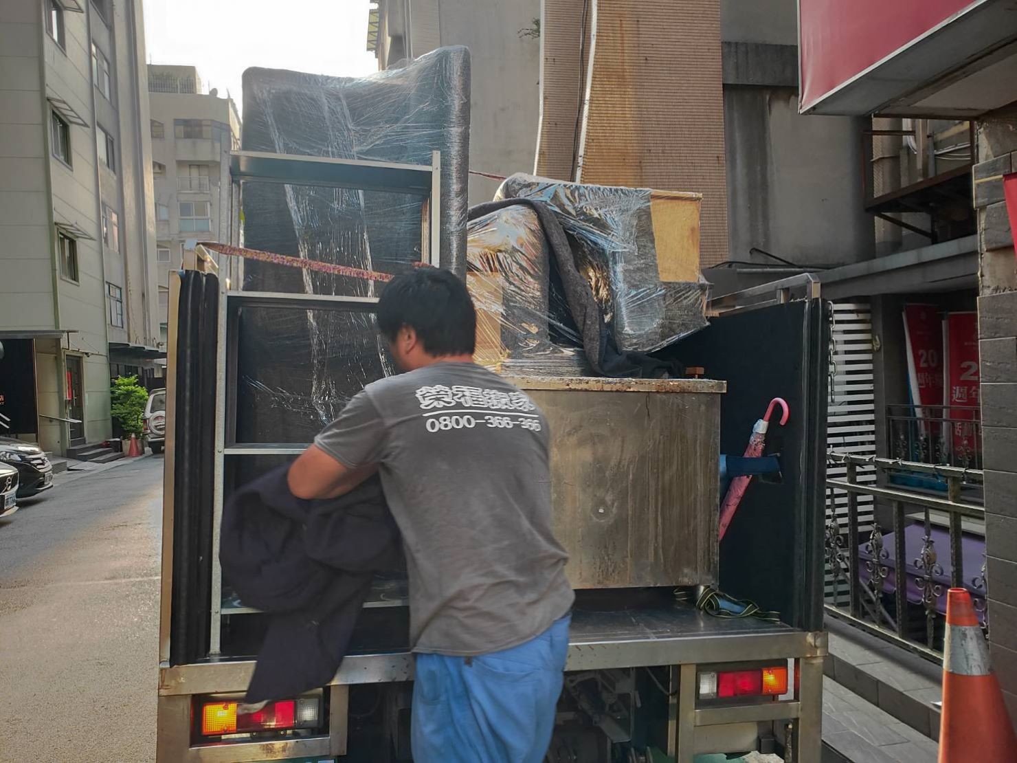 搬店面【店面搬遷】搬器具、口碑第一、台北搬家推薦:榮福搬家公司搬店面,針對各行各業店面搬運,我們將以最高品質的搬運方式、細膩包袱器具及搬店面所需的專業資歷,為業主們服務針對營業用冰箱、廚具設備、精密儀器等都竭盡所能。 搬店面【店面搬遷】搬器具、口碑第一、台北搬家推薦:榮福搬家公司搬店面,針對各行各業店面搬運,我們將以最高品質的搬運方式、細膩包袱器具及搬店面所需的專業資歷,為業主們服務針對營業用冰箱、廚具設備、精密儀器等都竭盡所能。