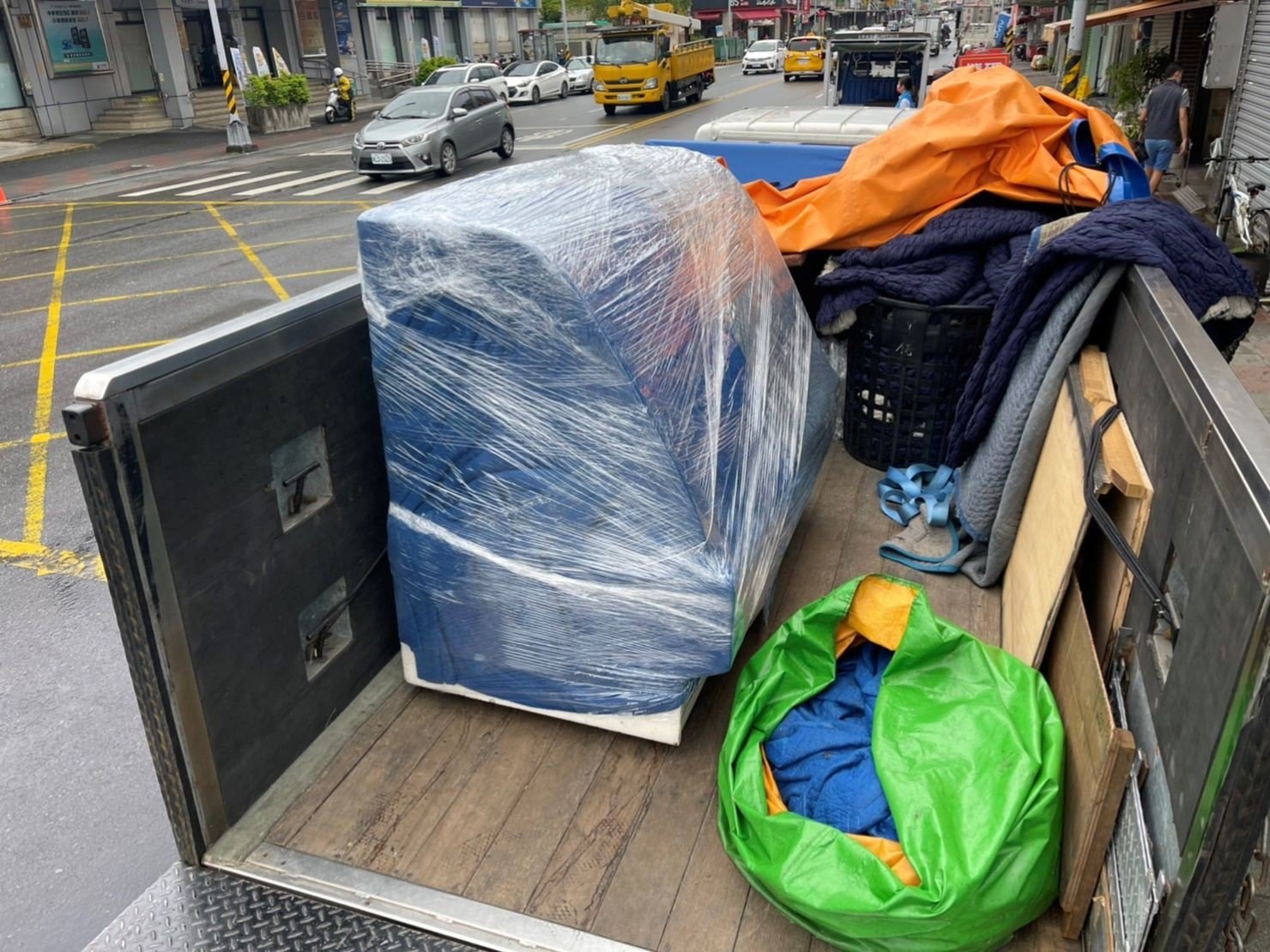 【榮福搬家】烘焙店面搬遷、甜點店面搬遷、麵包店搬遷、店面搬遷暫放倉儲、餐飲設備暫放倉儲、訂製餐桌椅精緻包裝、營業用攪拌機搬運、營業用冰箱精緻包裝、營業用烤箱搬遷、麵包切割機、營業用冰箱搬遷、工作檯包裝、蛋糕櫃,專業搬家公司司推薦:精緻包裝搬運「細膩包裝、專業搬運、用心服務、以客為尊」是榮福搬家公司的宗旨與精神。歡迎立即來電02-2651-2727專人服務。 【榮福搬家】烘焙店面搬遷、甜點店面搬遷、麵包店搬遷、店面搬遷暫放倉儲、餐飲設備暫放倉儲、訂製餐桌椅精緻包裝、營業用攪拌機搬運、營業用冰箱精緻包裝、營業用烤箱搬遷、麵包切割機、營業用冰箱搬遷、工作檯包裝、蛋糕櫃,專業搬家公司司推薦:精緻包裝搬運「細膩包裝、專業搬運、用心服務、以客為尊」是榮福搬家公司的宗旨與精神。歡迎立即來電02-2651-2727專人服務。