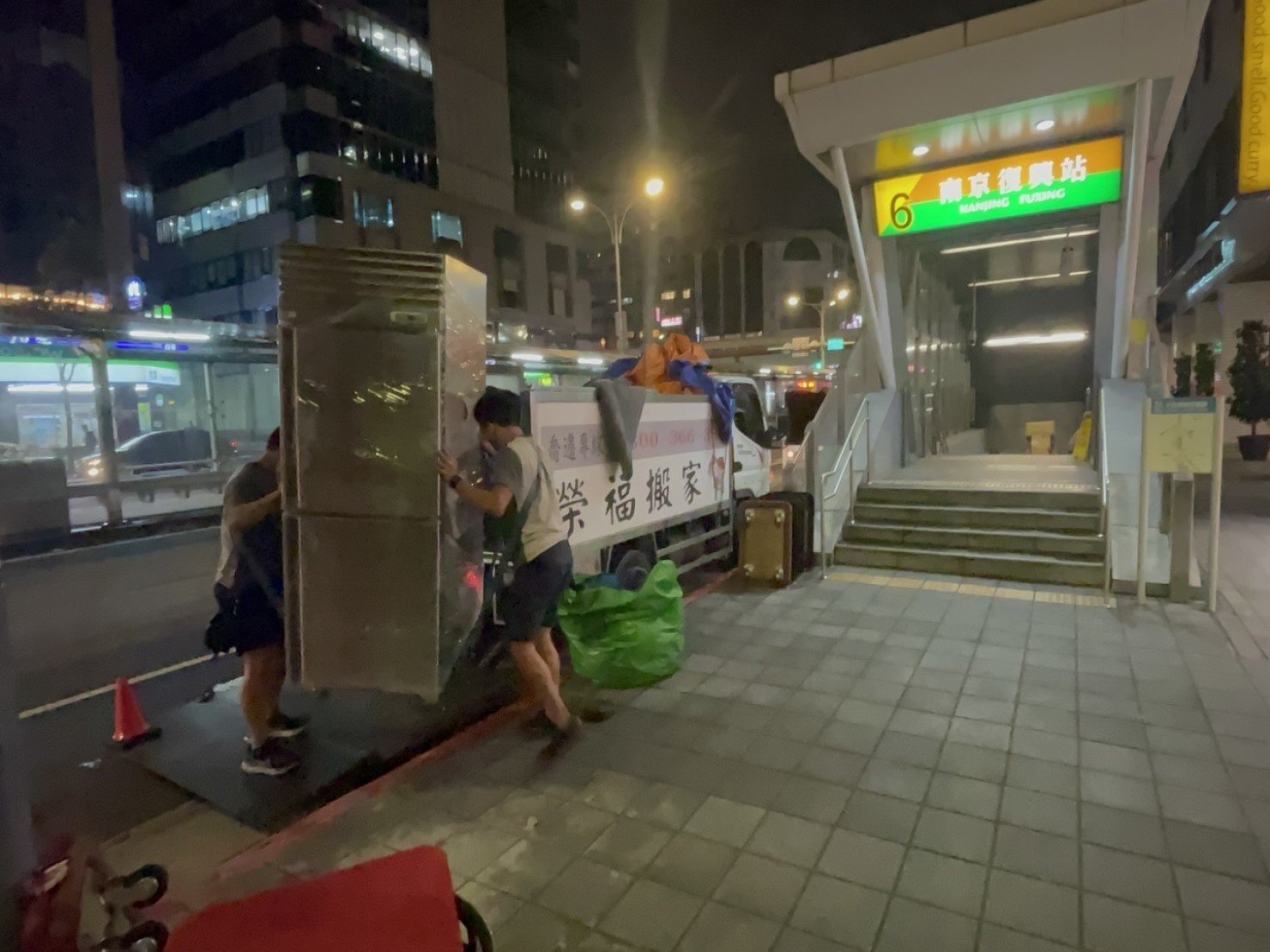【榮福搬家】百貨烘焙店面搬遷、地下街烘焙店面搬遷、百貨甜點店面搬遷、地下街烘焙店面搬遷、麵包店搬遷、麵包陳列架搬遷、麵包展示架搬遷、店面搬遷、餐飲設備暫放、訂製餐桌椅精緻包裝、營業用攪拌機搬運、營業用冰箱精緻包裝、營業用烤箱搬遷、麵包切割機、營業用冰箱搬遷、工作檯包裝,工作桌,台北搬家公司推薦:大台北搬家,精緻包裝搬運「細膩包裝、專業搬運、用心服務、以客為尊」是榮福搬家公司的宗旨與精神。歡迎立即來電02-2651-2727專人服務。 【榮福搬家】百貨烘焙店面搬遷、地下街烘焙店面搬遷、百貨甜點店面搬遷、地下街烘焙店面搬遷、麵包店搬遷、麵包陳列架搬遷、麵包展示架搬遷、店面搬遷、餐飲設備暫放、訂製餐桌椅精緻包裝、營業用攪拌機搬運、營業用冰箱精緻包裝、營業用烤箱搬遷、麵包切割機、營業用冰箱搬遷、工作檯包裝,工作桌,台北搬家公司推薦:大台北搬家,精緻包裝搬運「細膩包裝、專業搬運、用心服務、以客為尊」是榮福搬家公司的宗旨與精神。歡迎立即來電02-2651-2727專人服務。