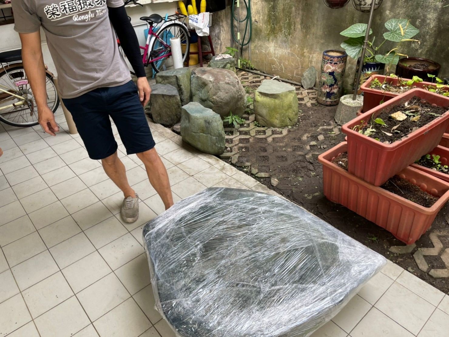 盆栽搬運、搬重物【榮福搬家公司】石墩搬運、搬石頭桌椅、搬洗衣機、搬醫療床、搬神明桌、精搬金庫、搬保險櫃、精搬魚缸、精搬鋼琴、家庭搬家、跨縣市搬家、搬工計時、人力搬運、搬運、搬床墊、冰箱搬運、搬家具、搬家首選、吊掛搬運、吊家具搬運、特殊重物搬運、專搬重物、搬重物技巧、新北搬家公司推薦、搬家車、搬家公司、基隆搬家、南港搬家、桃園搬家公司推薦、台北搬家公司推薦:大台北搬家,精緻包裝搬運「細膩包裝、專業搬運、用心服務、以客為尊」是榮福搬家公司的宗旨與精神。歡迎立即來電02-2651-2727專人服務。 盆栽搬運、搬重物【榮福搬家公司】石墩搬運、搬石頭桌椅、搬洗衣機、搬醫療床、搬神明桌、精搬金庫、搬保險櫃、精搬魚缸、精搬鋼琴、家庭搬家、跨縣市搬家、搬工計時、人力搬運、搬運、搬床墊、冰箱搬運、搬家具、搬家首選、吊掛搬運、吊家具搬運、特殊重物搬運、專搬重物、搬重物技巧、新北搬家公司推薦、搬家車、搬家公司、基隆搬家、南港搬家、桃園搬家公司推薦、台北搬家公司推薦:大台北搬家,精緻包裝搬運「細膩包裝、專業搬運、用心服務、以客為尊」是榮福搬家公司的宗旨與精神。歡迎立即來電02-2651-2727專人服務。