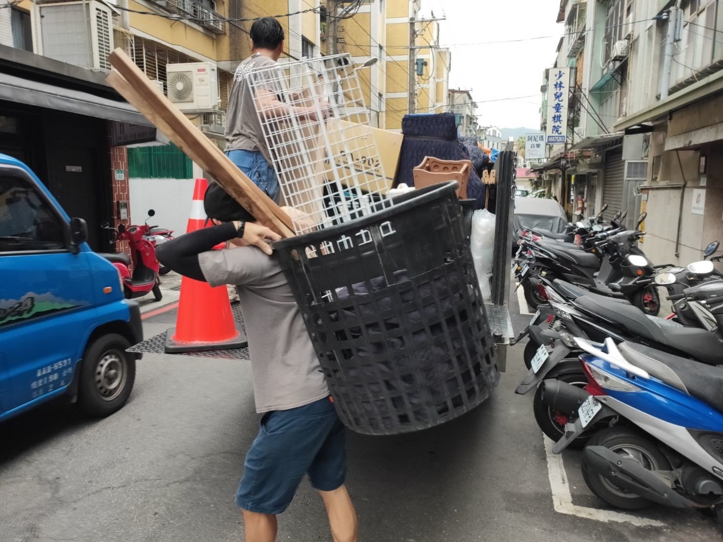 搬重物、專搬鋼琴【榮福搬家公司】搬醫療床、搬電動床、石墩搬運、搬石椅、搬洗衣機、搬披薩窯、精搬金庫、搬保險櫃、精搬魚缸、精搬鋼琴、跨縣市搬家、搬工派遣、搬運、床墊搬運、冰箱搬運、搬家具、大型家具搬運、家電搬運、搬家首選、吊掛搬運、吊家具搬運、特殊重物搬運、專搬重物、新北搬家推薦、搬家公司、基隆搬家、南港搬家、桃園搬家公司、台北搬家公司推薦:大台北搬家,精緻包裝搬運「細膩包裝、專業搬運、用心服務、以客為尊」是榮福搬家公司的宗旨與精神。歡迎立即來電02-2651-2727專人服務。 搬重物、專搬鋼琴【榮福搬家公司】搬醫療床、搬電動床、石墩搬運、搬石椅、搬洗衣機、搬披薩窯、精搬金庫、搬保險櫃、精搬魚缸、精搬鋼琴、跨縣市搬家、搬工派遣、搬運、床墊搬運、冰箱搬運、搬家具、大型家具搬運、家電搬運、搬家首選、吊掛搬運、吊家具搬運、特殊重物搬運、專搬重物、新北搬家推薦、搬家公司、基隆搬家、南港搬家、桃園搬家公司、台北搬家公司推薦:大台北搬家,精緻包裝搬運「細膩包裝、專業搬運、用心服務、以客為尊」是榮福搬家公司的宗旨與精神。歡迎立即來電02-2651-2727專人服務。