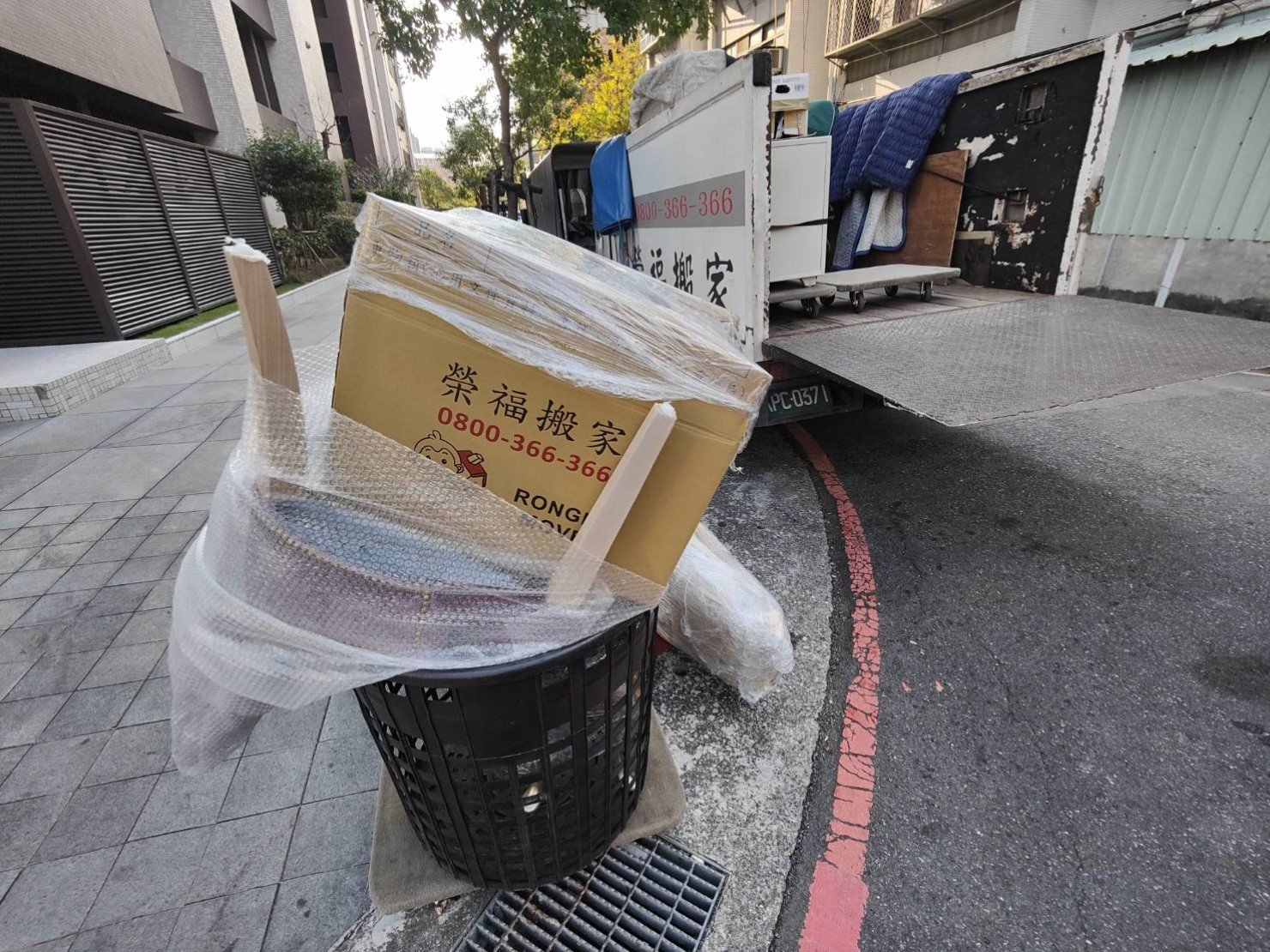 專人到府打包、尺寸較大家具以樓梯搬運作業、歐美規格沙發以樓梯搬運、搬家公司推薦、新北搬家公司推薦【榮福搬家公司】基隆搬家、南港搬家、桃園搬家公司推薦、家庭搬家、精緻搬家、精緻包裝、打包裝箱、跨縣市搬家、貴重家具精緻包裝、人工搬運、搬家具、白土報紙、搬家首選、搬家紙箱、氣泡捲、膠膜、黃色透明膠帶、大型家具搬運、台北搬家公司推薦:大台北搬家,精緻包裝搬運「細膩包裝、專業搬運、用心服務、以客為尊」是榮福搬家公司的宗旨與精神。歡迎立即來電02-2651-2727專人服務。 專人到府打包、尺寸較大家具以樓梯搬運作業、歐美規格沙發以樓梯搬運、搬家公司推薦、新北搬家公司推薦【榮福搬家公司】基隆搬家、南港搬家、桃園搬家公司推薦、家庭搬家、精緻搬家、精緻包裝、打包裝箱、跨縣市搬家、貴重家具精緻包裝、人工搬運、搬家具、白土報紙、搬家首選、搬家紙箱、氣泡捲、膠膜、黃色透明膠帶、大型家具搬運、台北搬家公司推薦:大台北搬家,精緻包裝搬運「細膩包裝、專業搬運、用心服務、以客為尊」是榮福搬家公司的宗旨與精神。歡迎立即來電02-2651-2727專人服務。