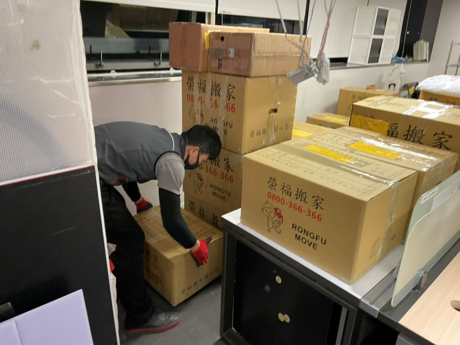 搬家公司推薦、台北搬家推薦【榮福搬家公司】南港搬家、桃園搬家公司推薦、新北搬家公司推薦、企業搬運服務、搬公司行號、廠房遷移、屏風拆裝、公司行號搬遷、政府機關搬遷、百貨專櫃遷移、學校單位搬遷、雜貨店搬遷、精緻包裝、家庭搬家、搬鋼琴、搬工、搬家公司紙箱、黃色膠帶、搬家估價、基隆搬家、家具拆裝、搬家具,針對顧客都秉持以用心實在專業搬家技巧,搬家實在用心值得您的信賴與選擇。歡迎來電咨詢02-2651-2727,榮福搬家有專員立即為您服務。 搬家公司推薦、台北搬家推薦【榮福搬家公司】南港搬家、桃園搬家公司推薦、新北搬家公司推薦、企業搬運服務、搬公司行號、廠房遷移、屏風拆裝、公司行號搬遷、政府機關搬遷、百貨專櫃遷移、學校單位搬遷、雜貨店搬遷、精緻包裝、家庭搬家、搬鋼琴、搬工、搬家公司紙箱、黃色膠帶、搬家估價、基隆搬家、家具拆裝、搬家具,針對顧客都秉持以用心實在專業搬家技巧,搬家實在用心值得您的信賴與選擇。歡迎來電咨詢02-2651-2727,榮福搬家有專員立即為您服務。