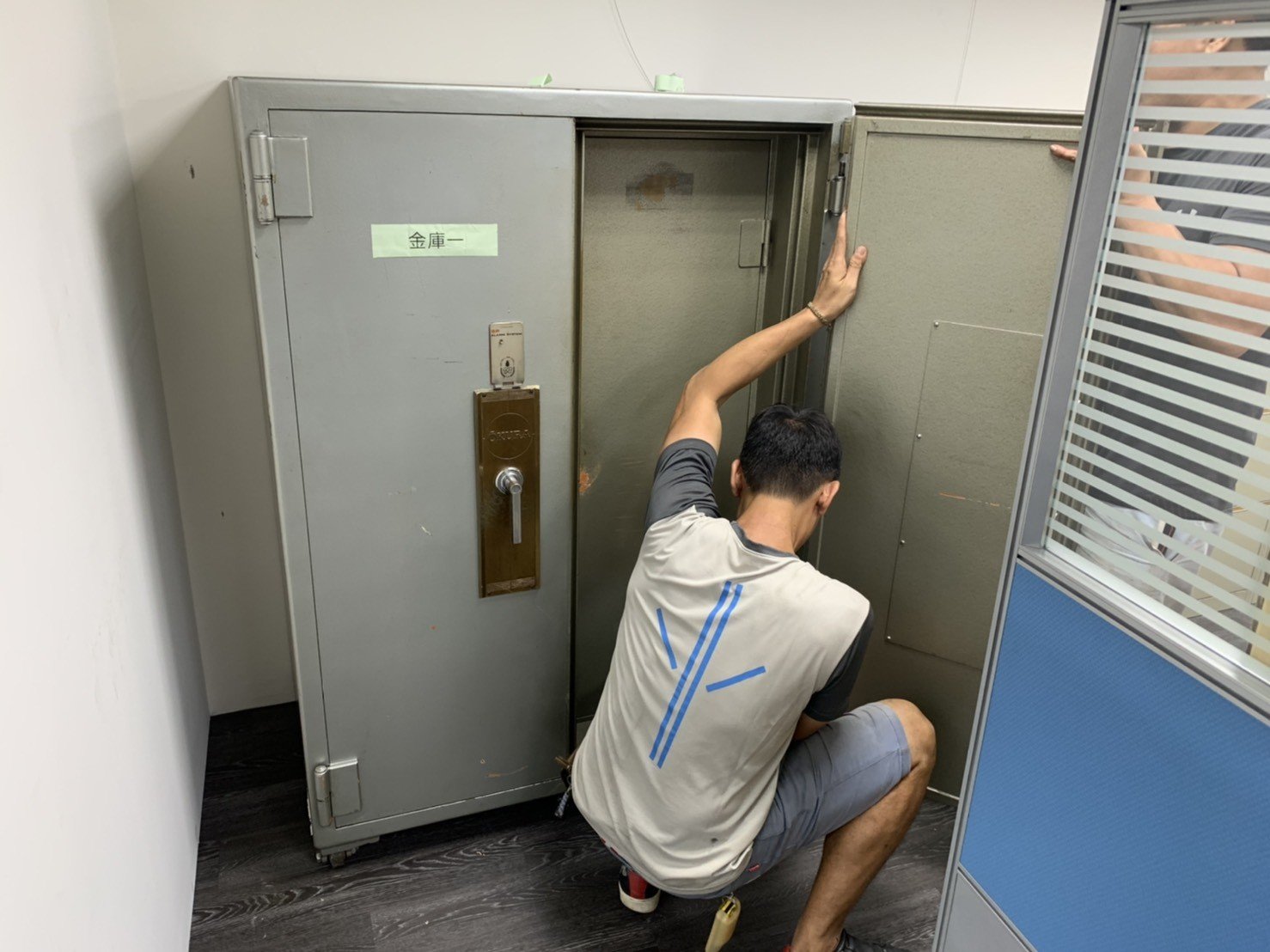 【榮福搬家公司】搬家首選、台北搬家公司推薦:重物搬運服務重達600公斤以上的金庫搬運、保險櫃吊掛搬運,包裝搬運「細膩包裝、專業搬運、用心服務、以客為尊」是榮福搬家公司的宗旨與精神。歡迎立即來電02-2651-2727專人服務。 【榮福搬家公司】搬家首選、台北搬家公司推薦:重物搬運服務重達600公斤以上的金庫搬運、保險櫃吊掛搬運,包裝搬運「細膩包裝、專業搬運、用心服務、以客為尊」是榮福搬家公司的宗旨與精神。歡迎立即來電02-2651-2727專人服務。
